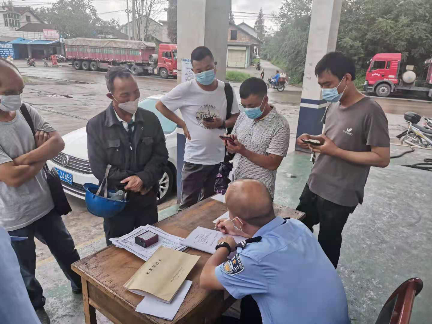 七月流火燃激情 一线坚守战高温