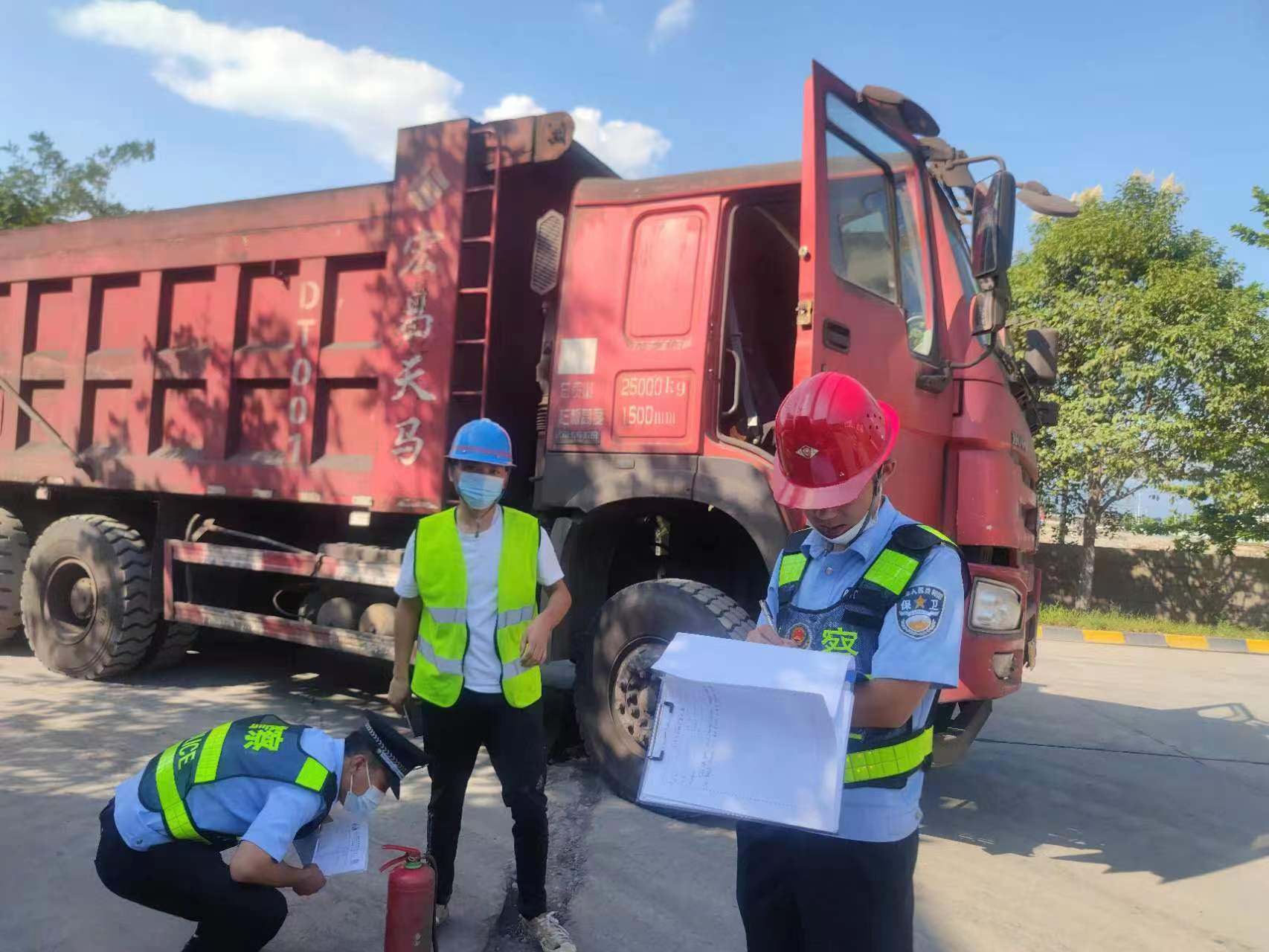 七月流火燃激情 一线坚守战高温