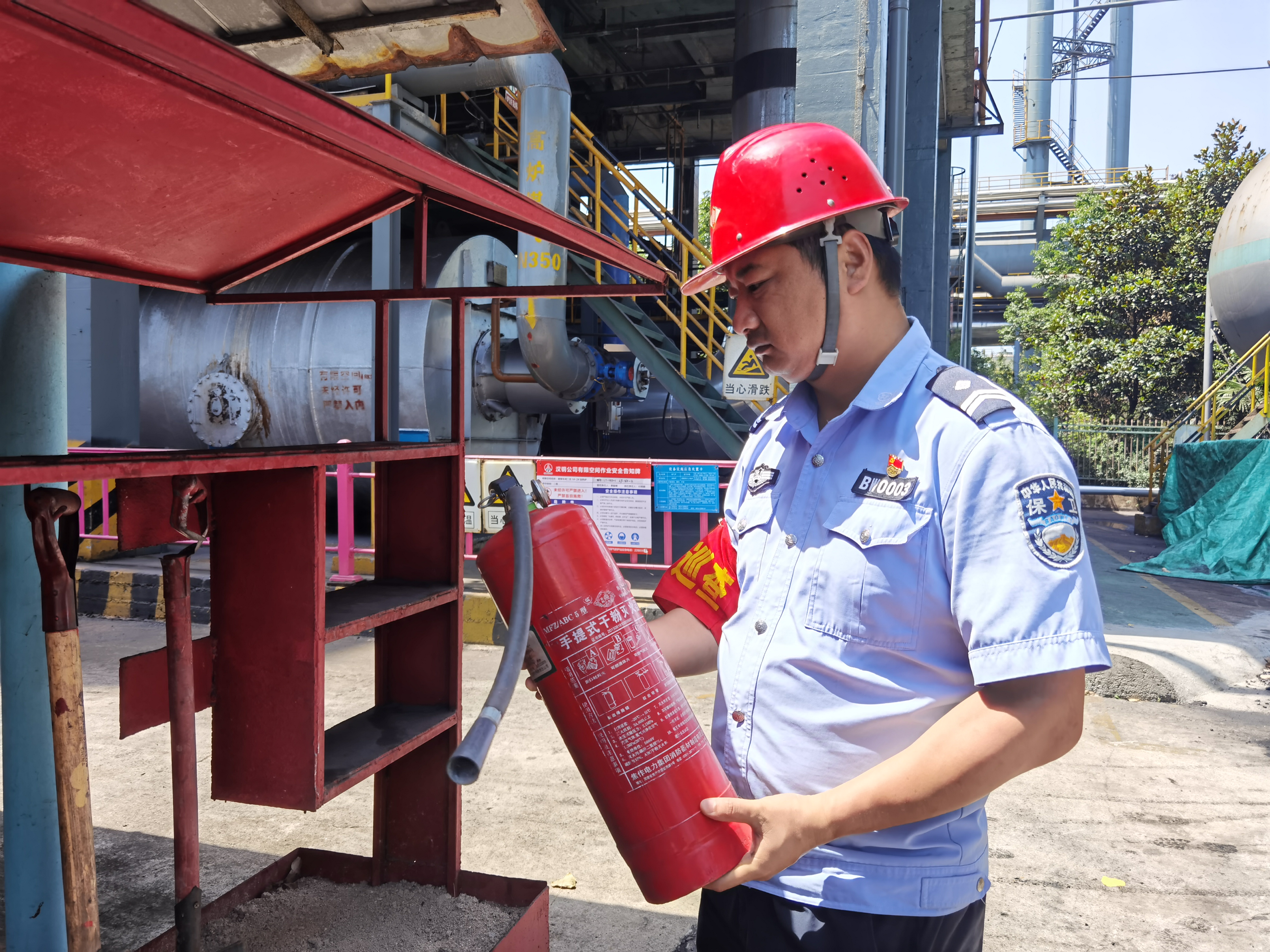 七月流火燃激情 一线坚守战高温