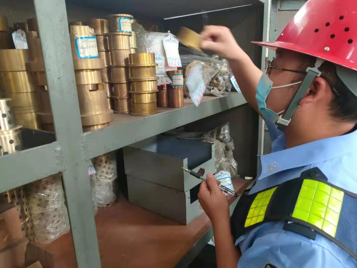 七月流火燃激情 一线坚守战高温