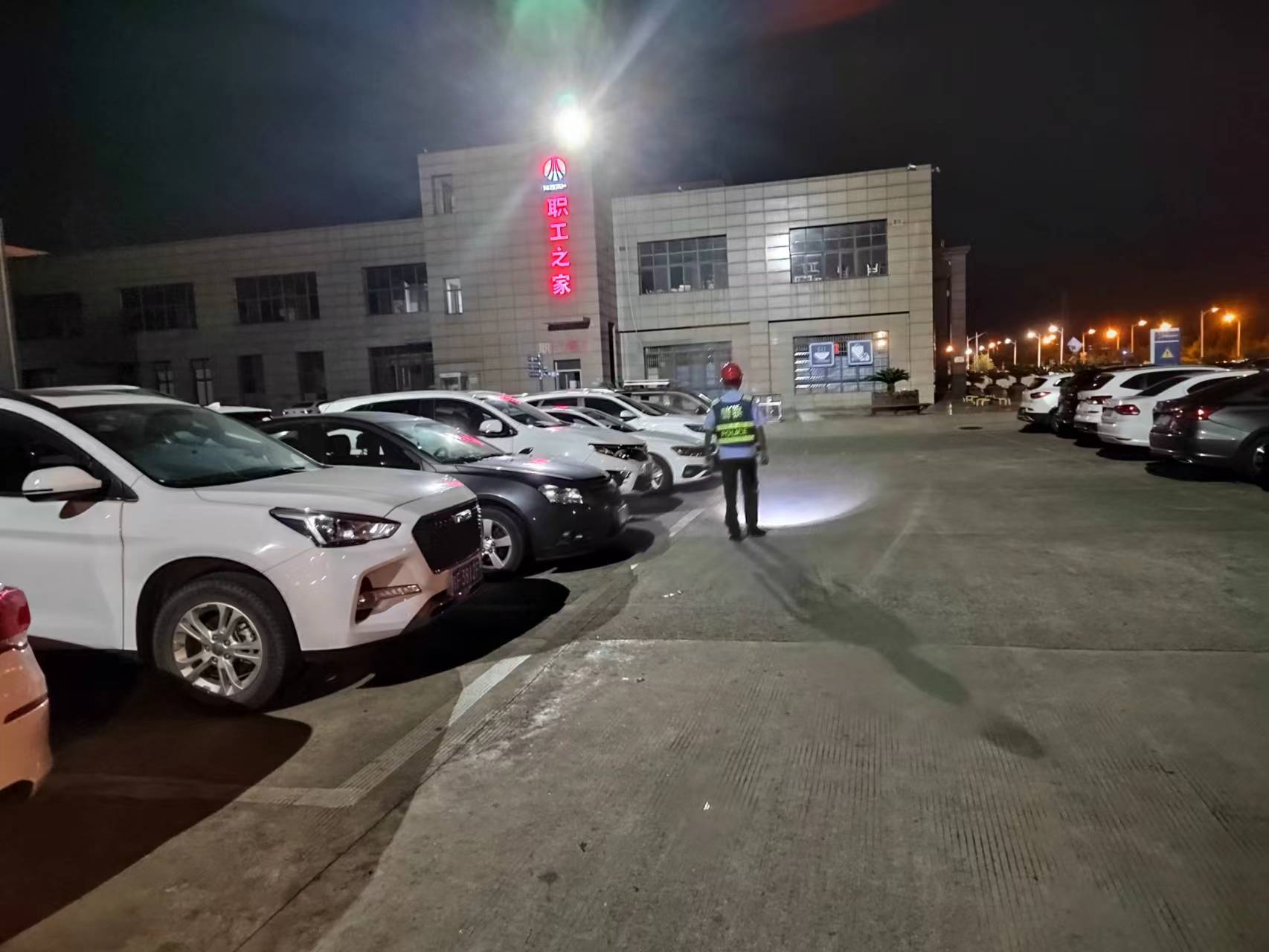 七月流火燃激情 一线坚守战高温