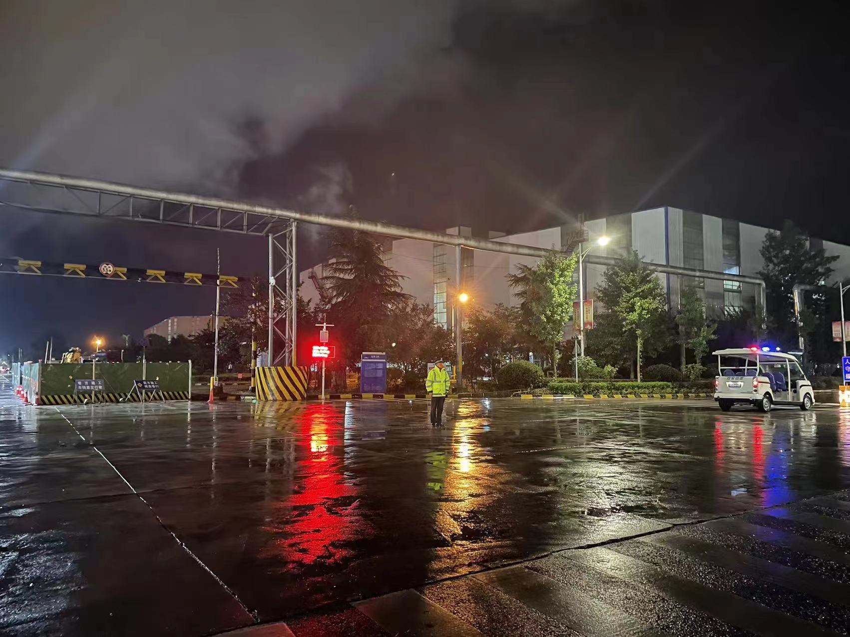 七月流火燃激情 一线坚守战高温