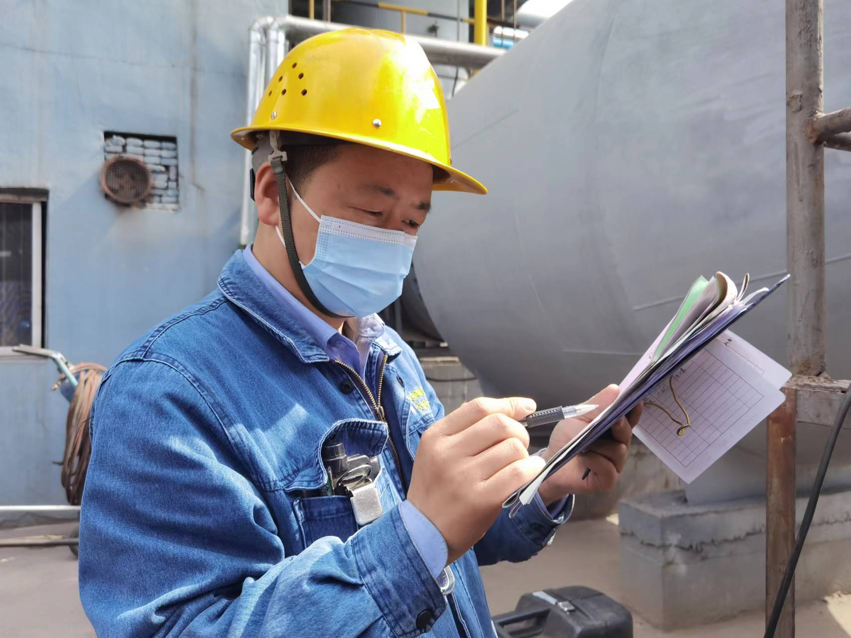 党徽是他们最美的“名片” 党徽是他们最美的“名片”