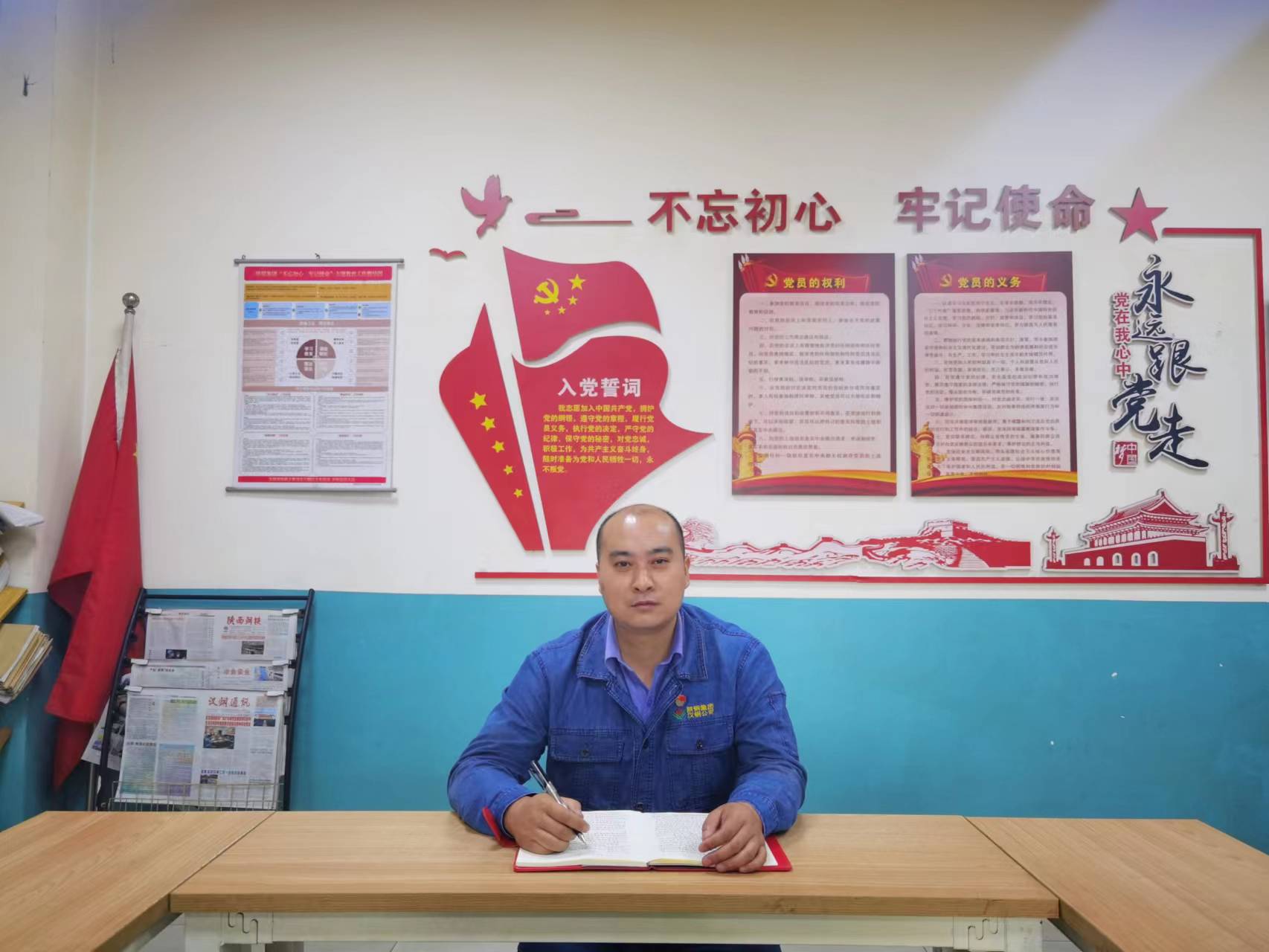 党徽是他们最美的“名片” 党徽是他们最美的“名片”