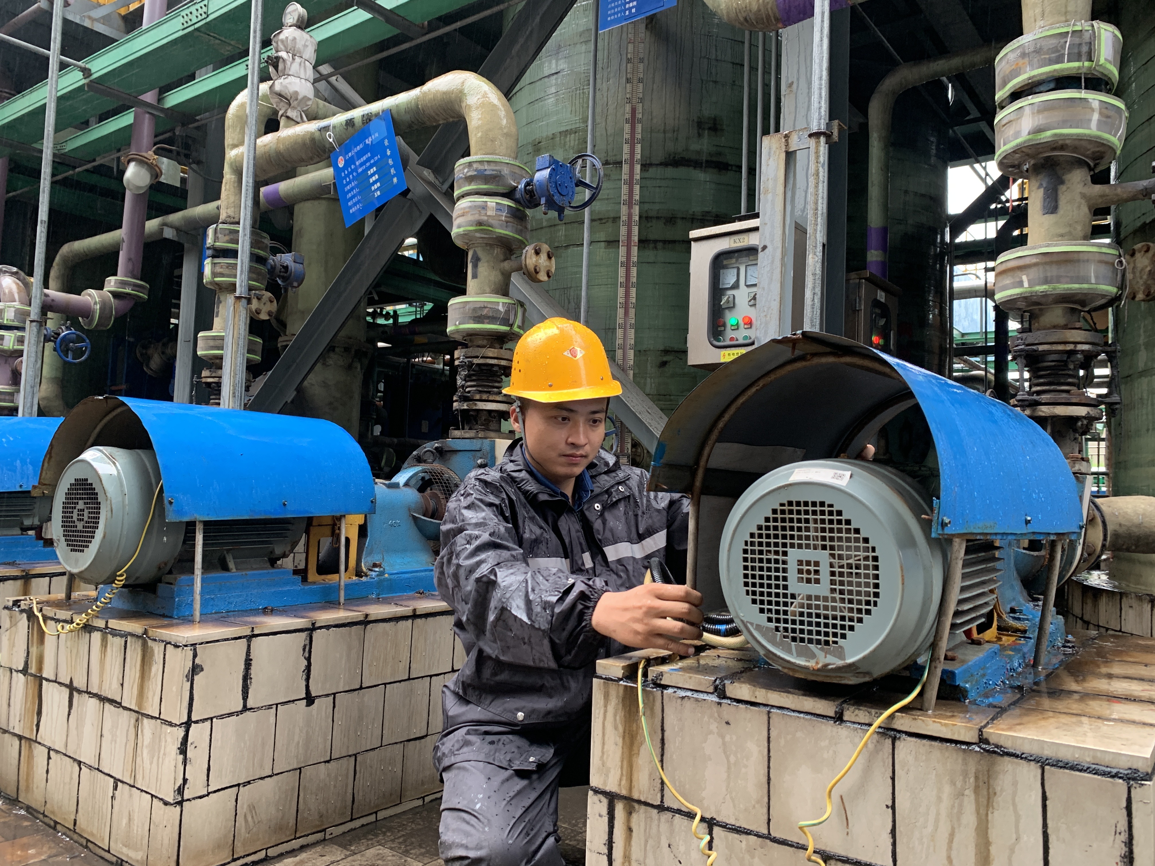 用青春点燃梦想 用奋斗书写华章 用青春点燃梦想 用奋斗书写华章