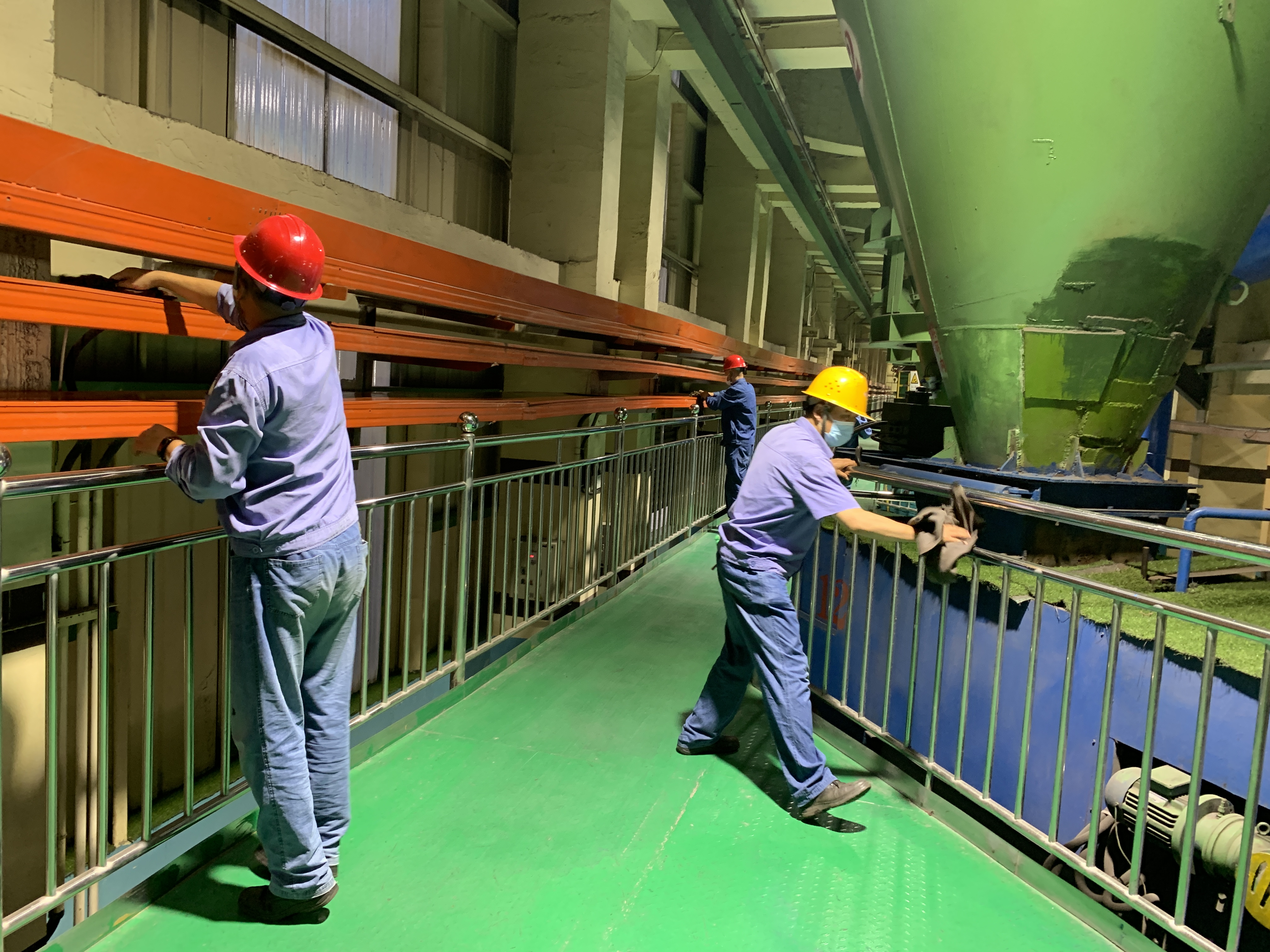 凝心聚力求突破 鼓足干劲抓落实