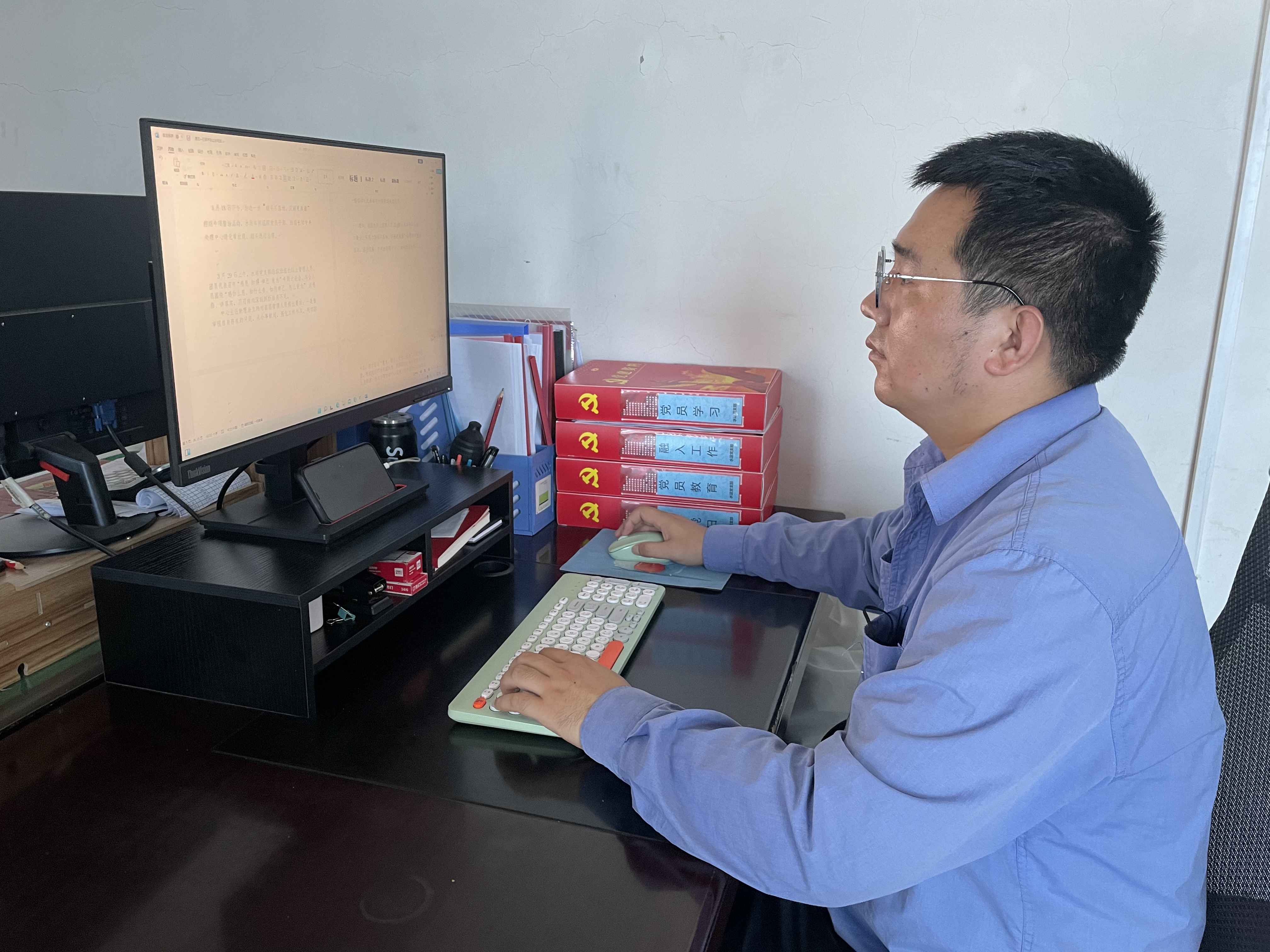 做“镜头”背后 的那束“光”---记陕煤集团2021年度优秀通讯员