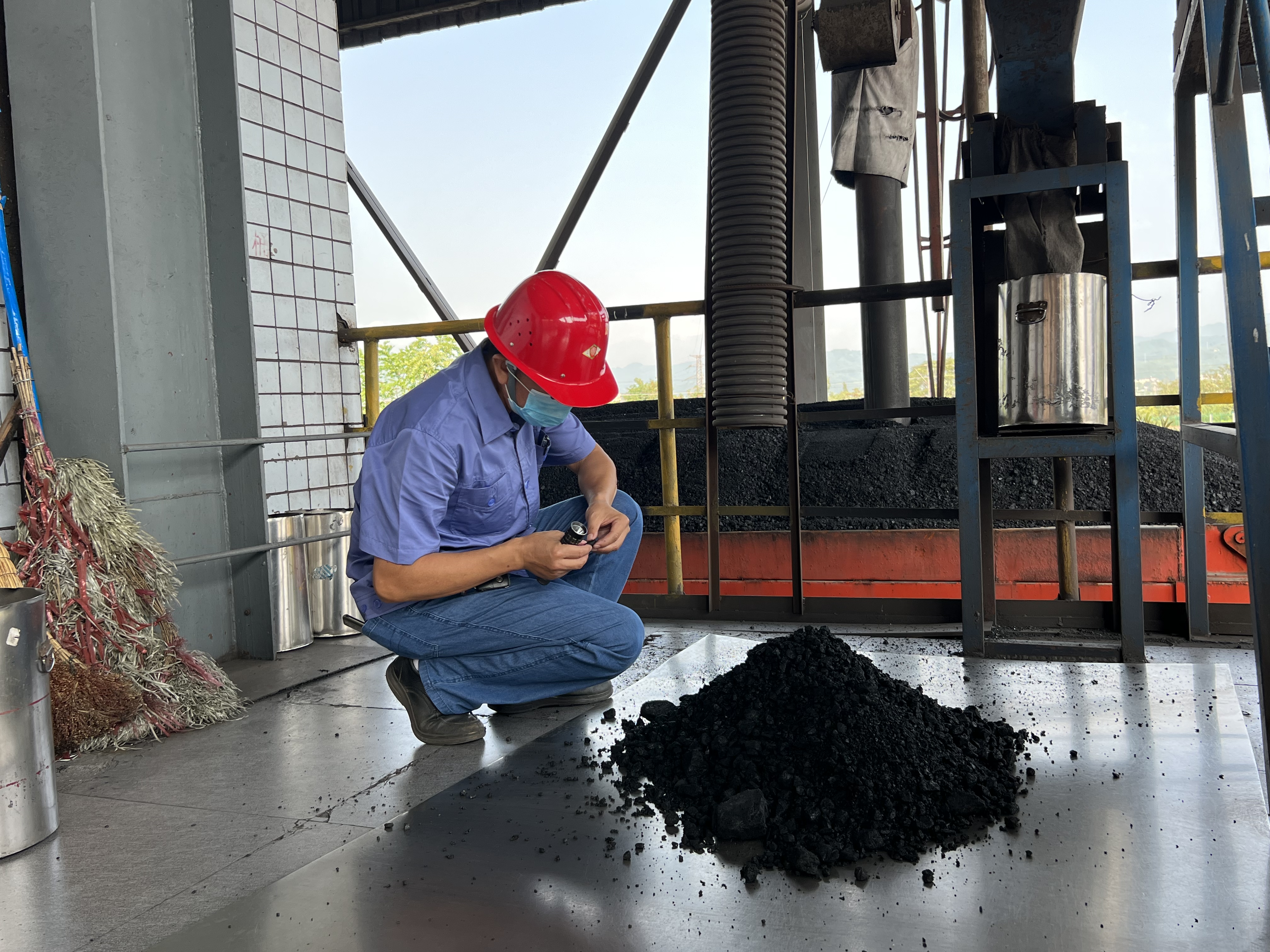 骄阳烈火战高温 万众一心保生产