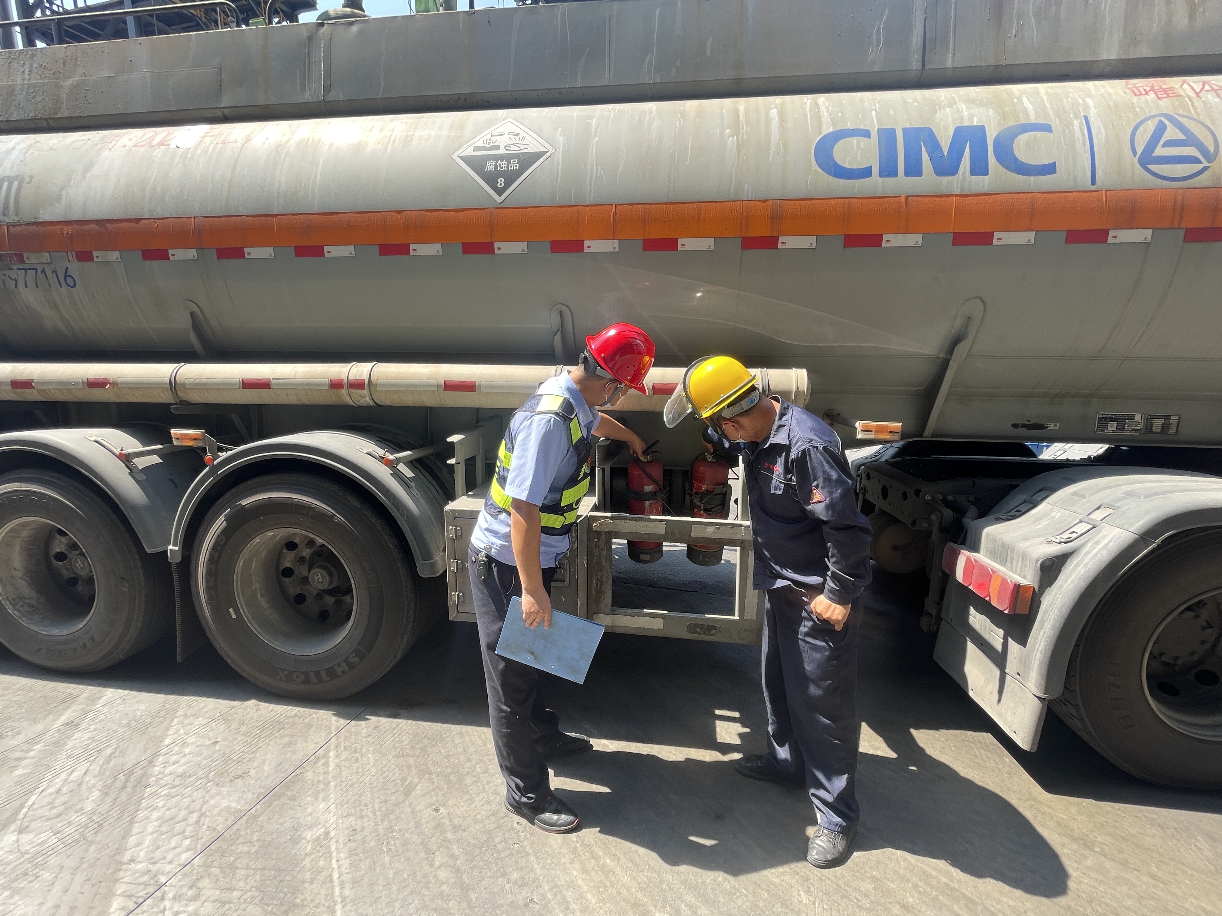 排查“风险点”  消除安全隐患 ---保卫部扎实开展夏季危化品车辆运输专项检查