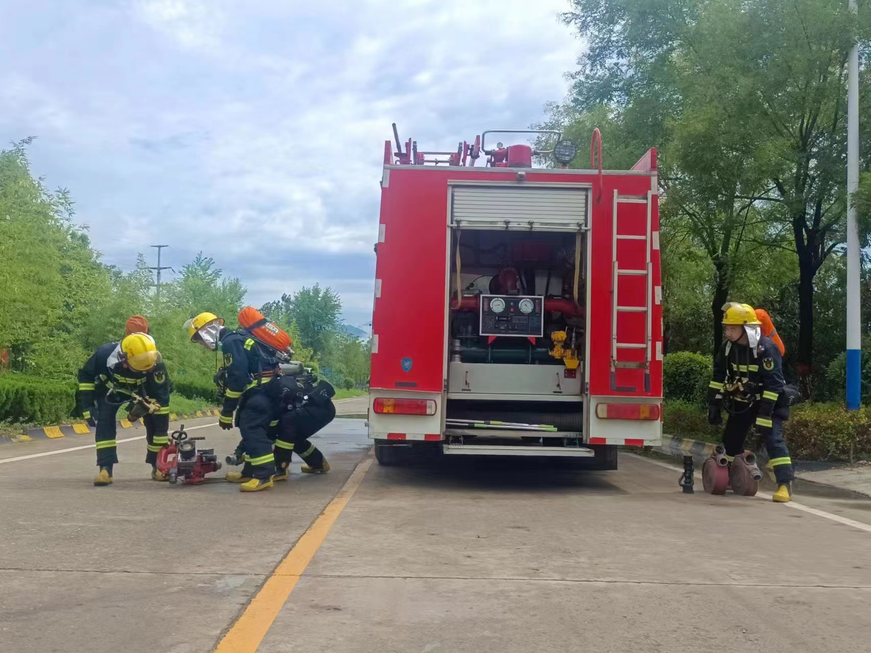 赴汤蹈火淬新蓝 赤胆一片护钢城 ----记汉钢公司专职消防队