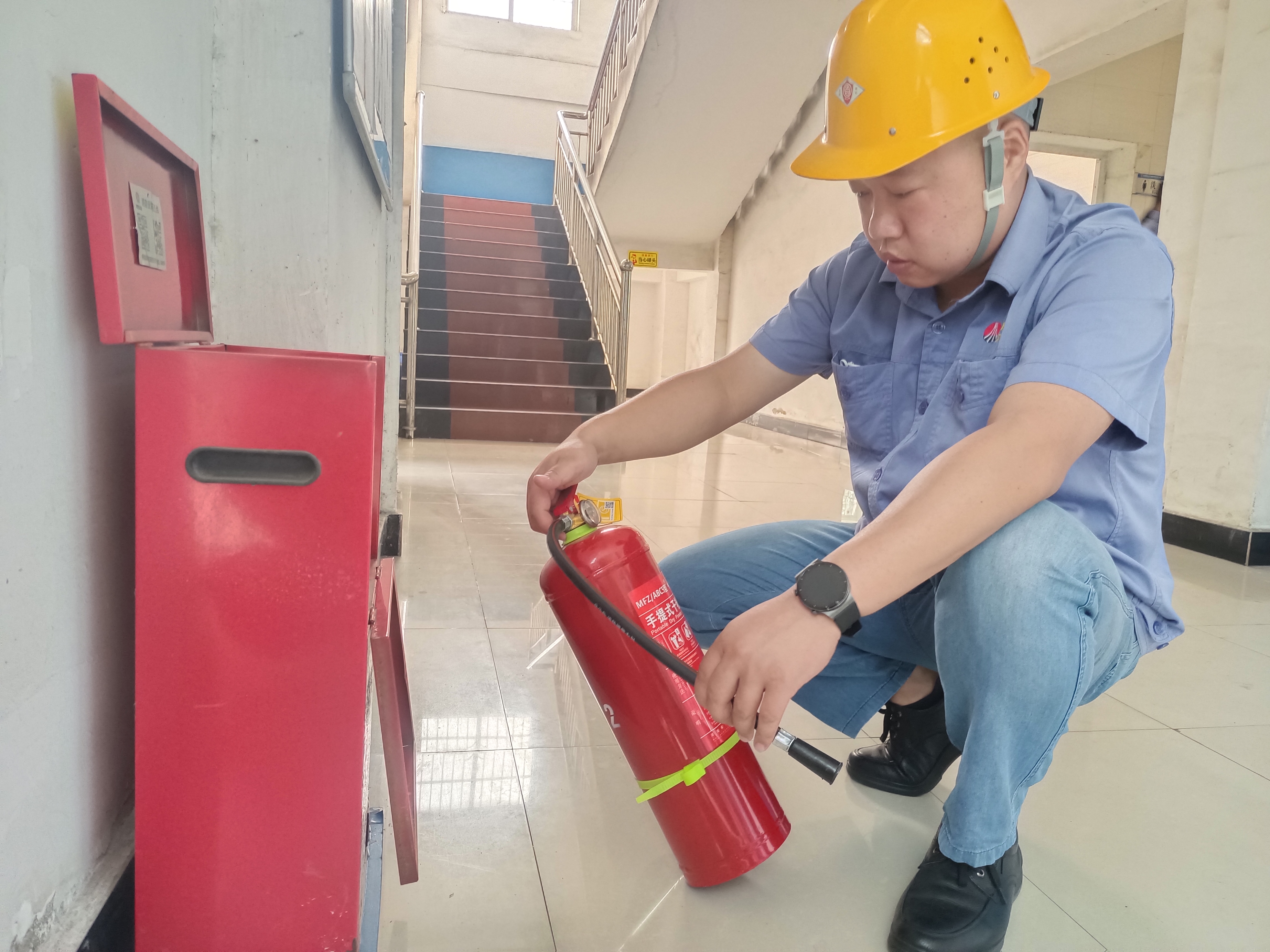 与“秋老虎”鏖战的“铁汉子”