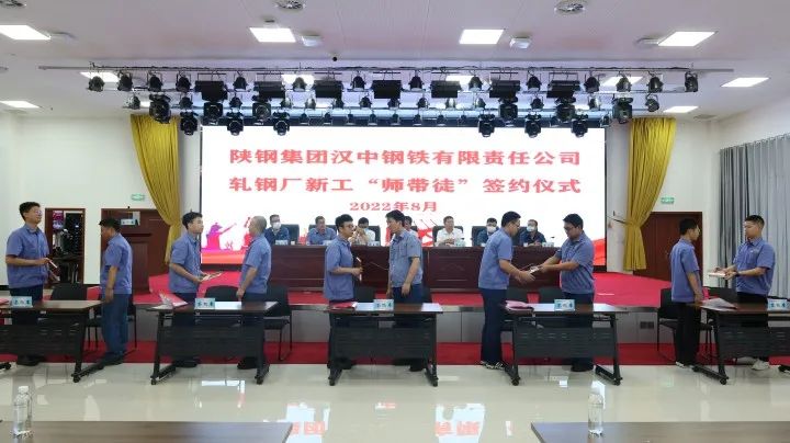 敬茶、回礼、寄语……公司开展2022年新工“师带徒”签约仪式 敬茶、回礼、寄语……公司开展2022年新工“师带徒”签约仪式