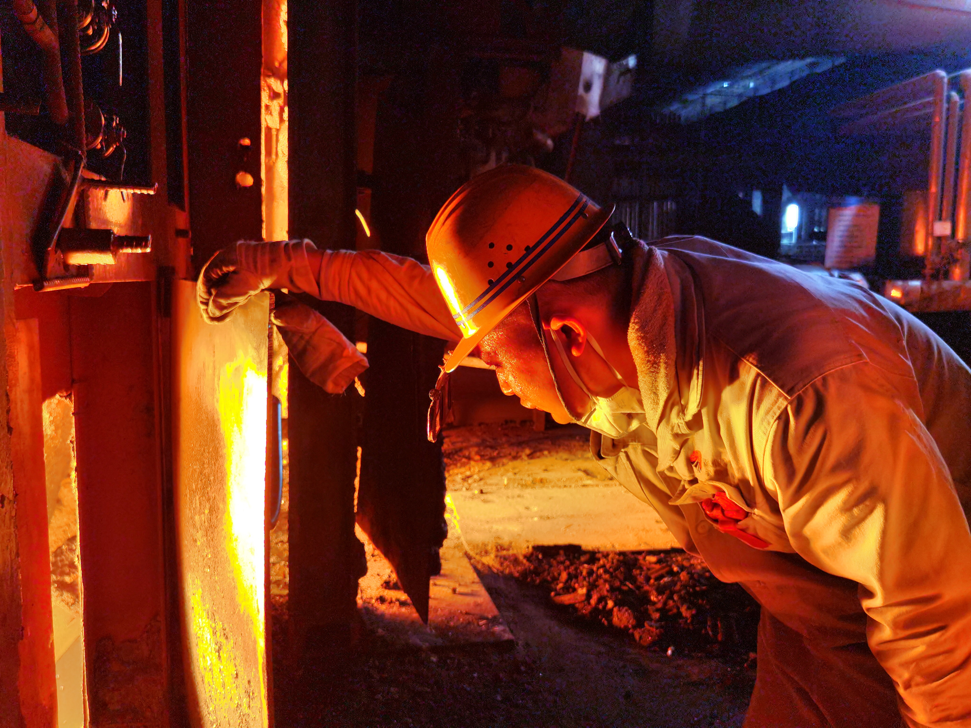 直击现场，看高温下的他们如何“淬炼成钢”