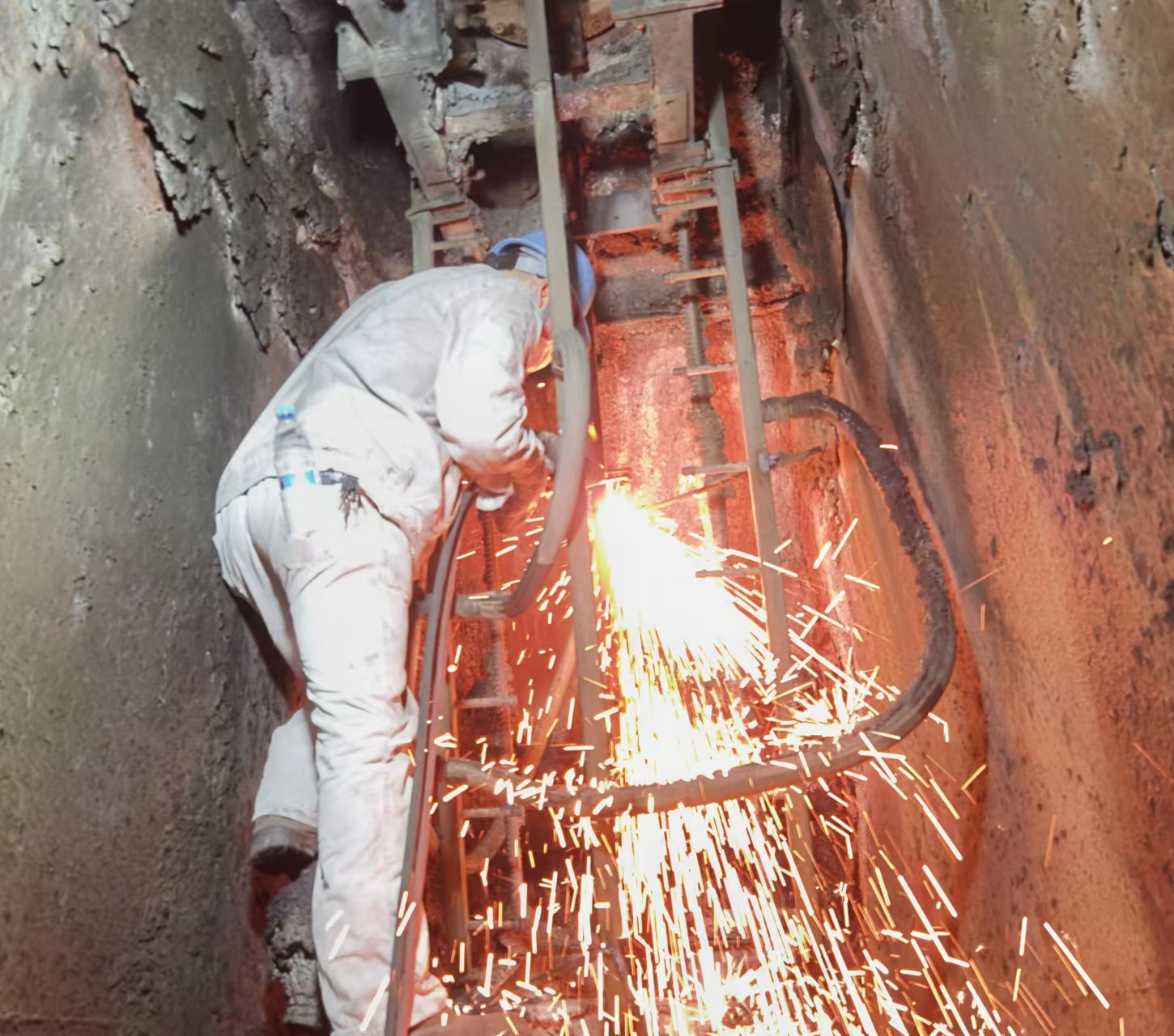 直击现场，看高温下的他们如何“淬炼成钢”