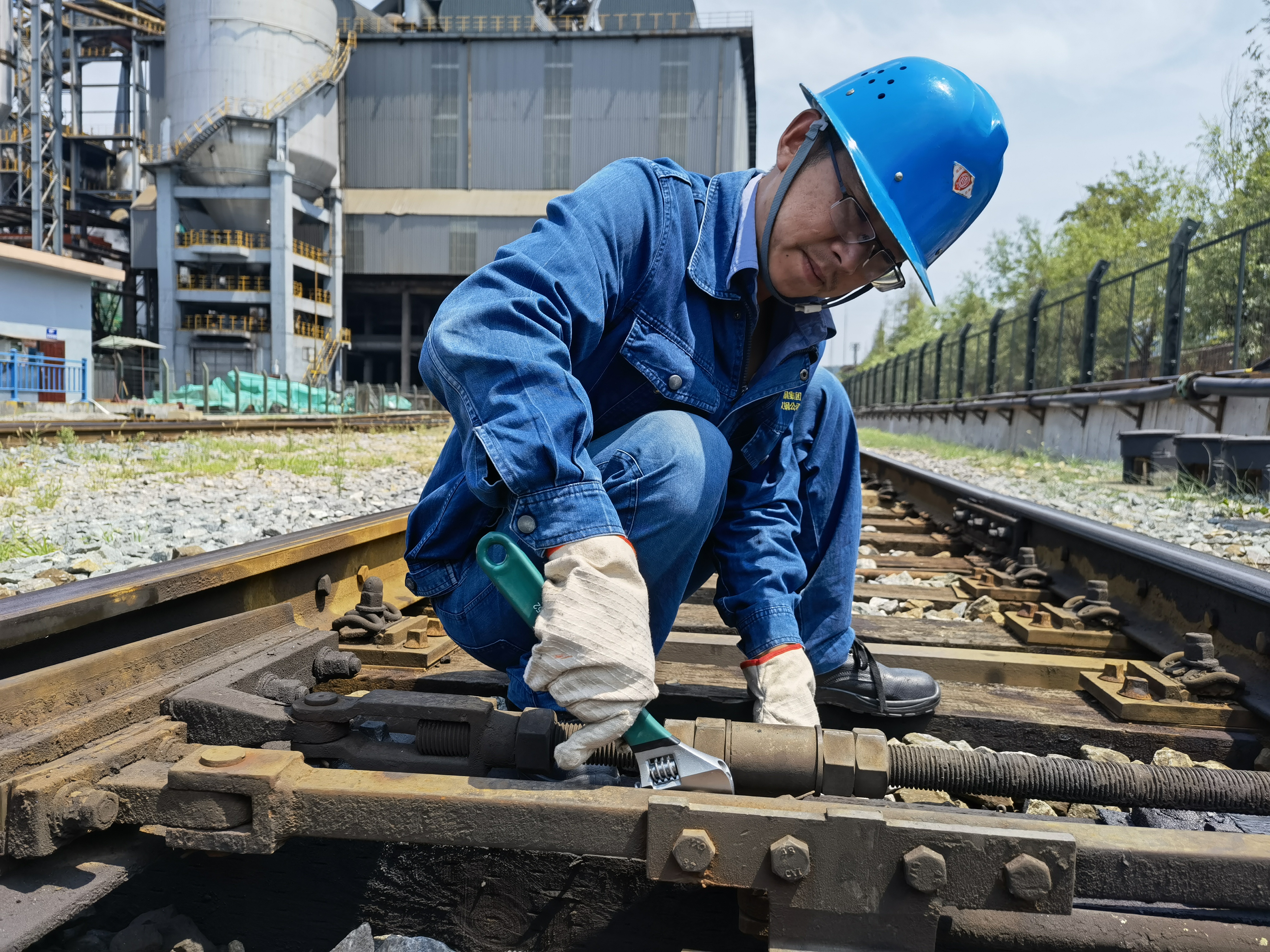 致敬！直面骄阳的铁运人