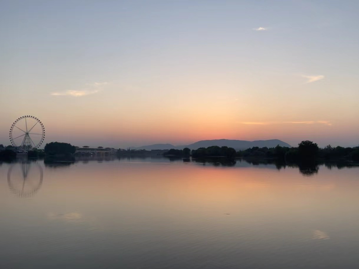 落日洒下黄昏最后的余温