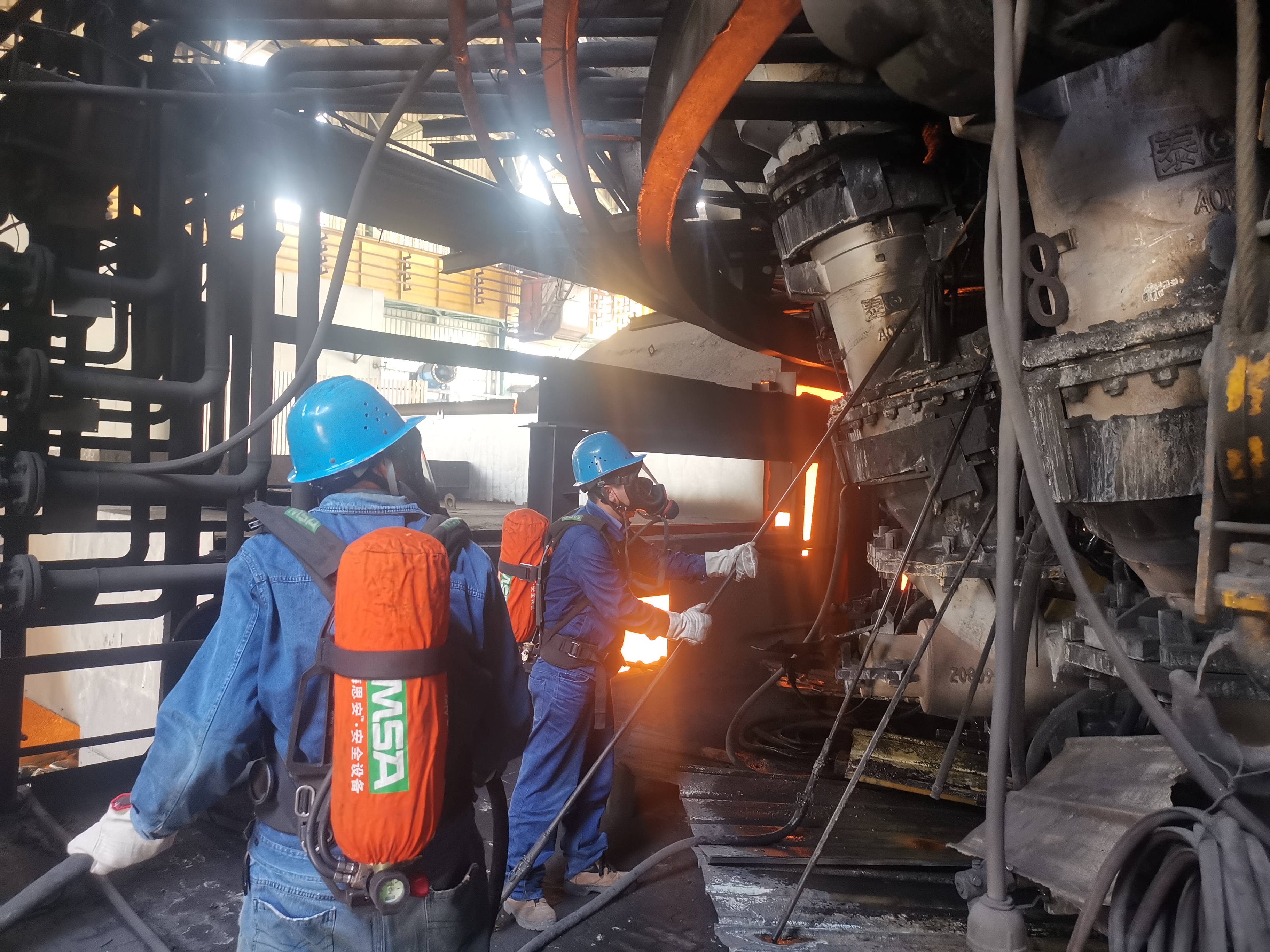 他们在炉火旁熠熠闪光 他们在炉火旁熠熠闪光