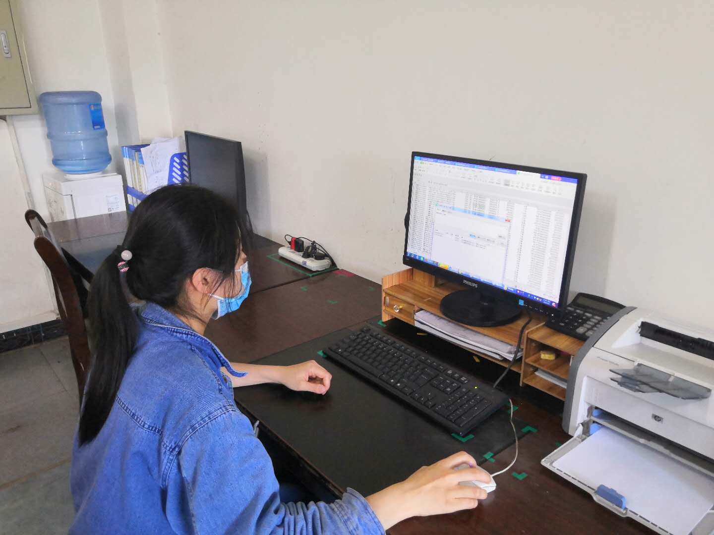 巾帼不畏难  风雨勇争先