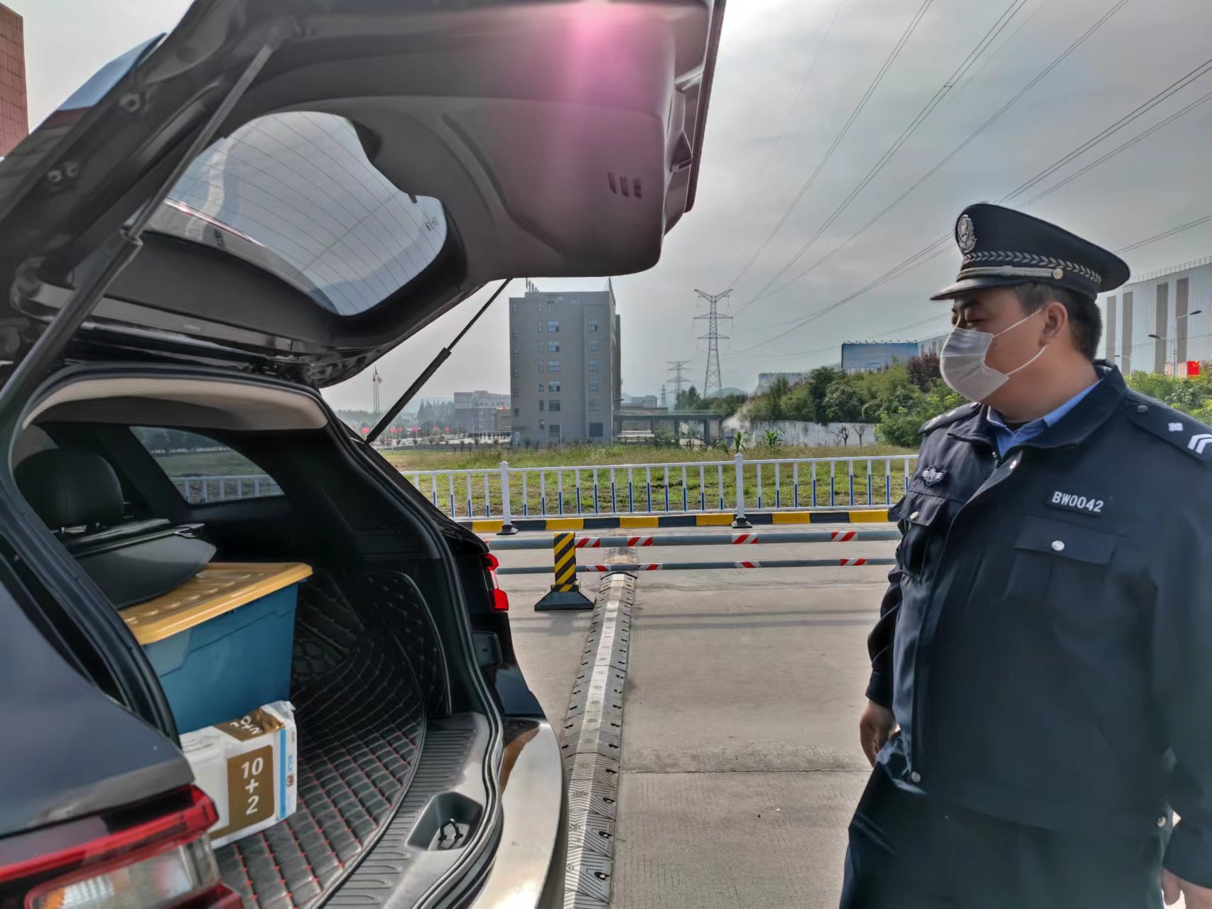 这个国庆假期他们“持续在线”