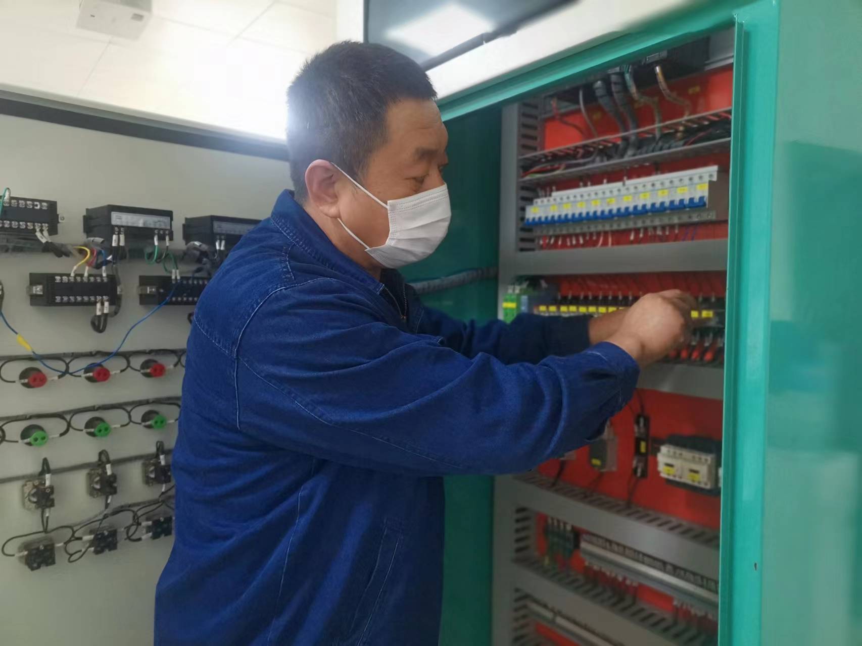 王新春：只争朝夕加油干