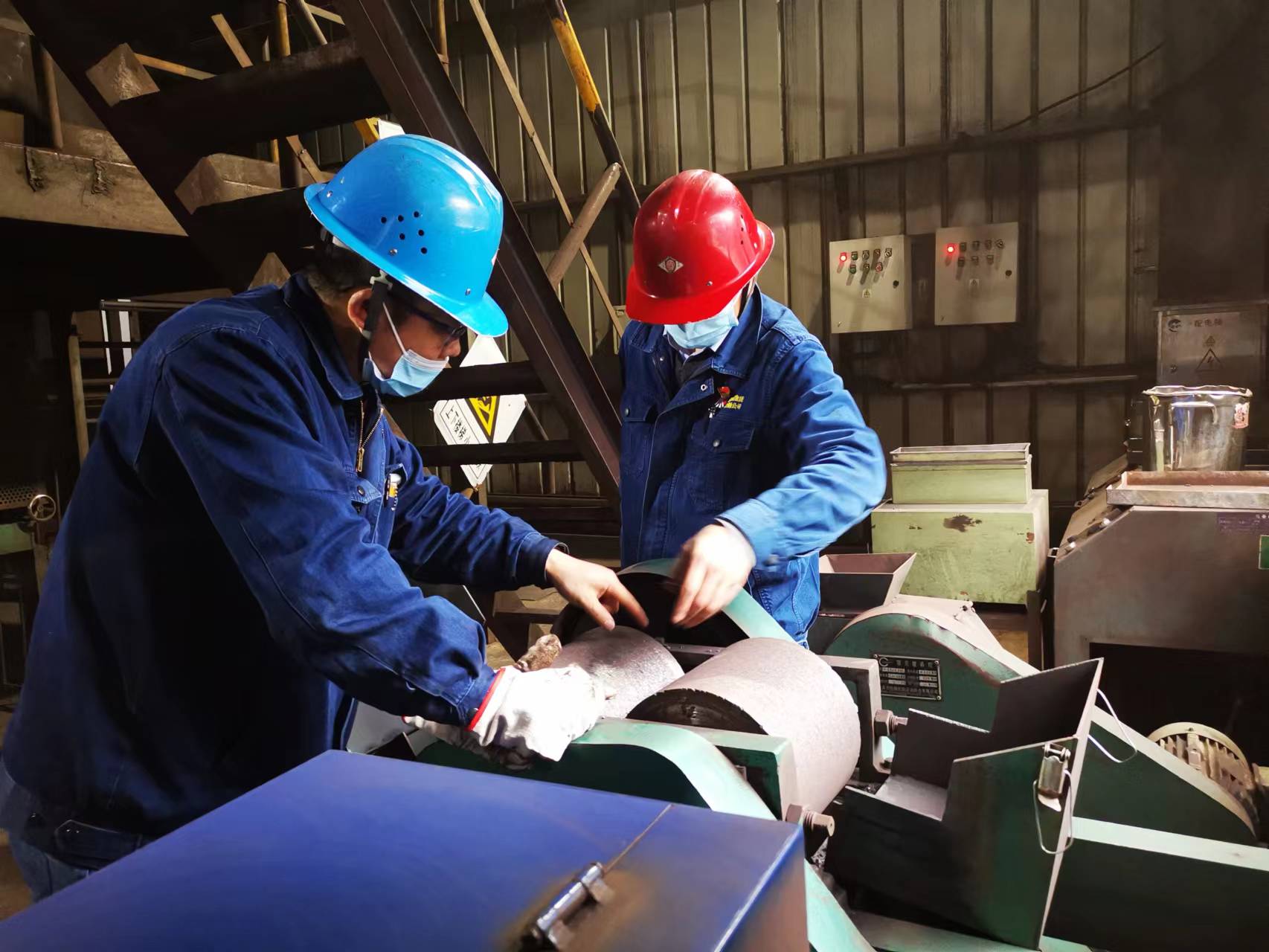 一手抓质量管理，一手抓降本增效