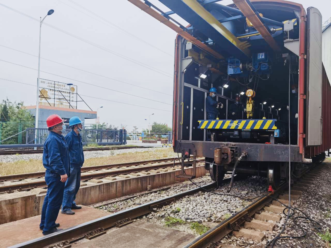 一手抓质量管理，一手抓降本增效