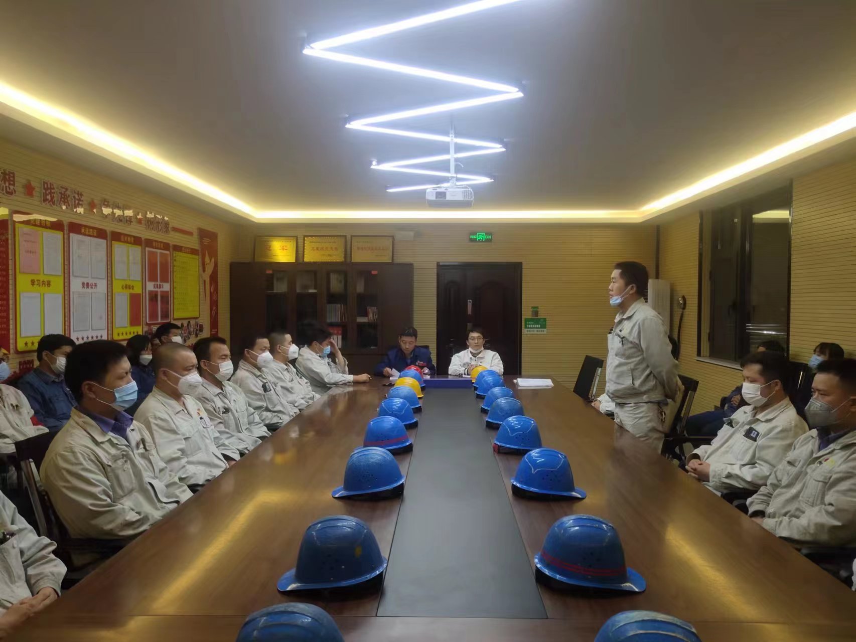 奋勇争先强干劲 常抓不懈保安全 奋勇争先强干劲 常抓不懈保安全