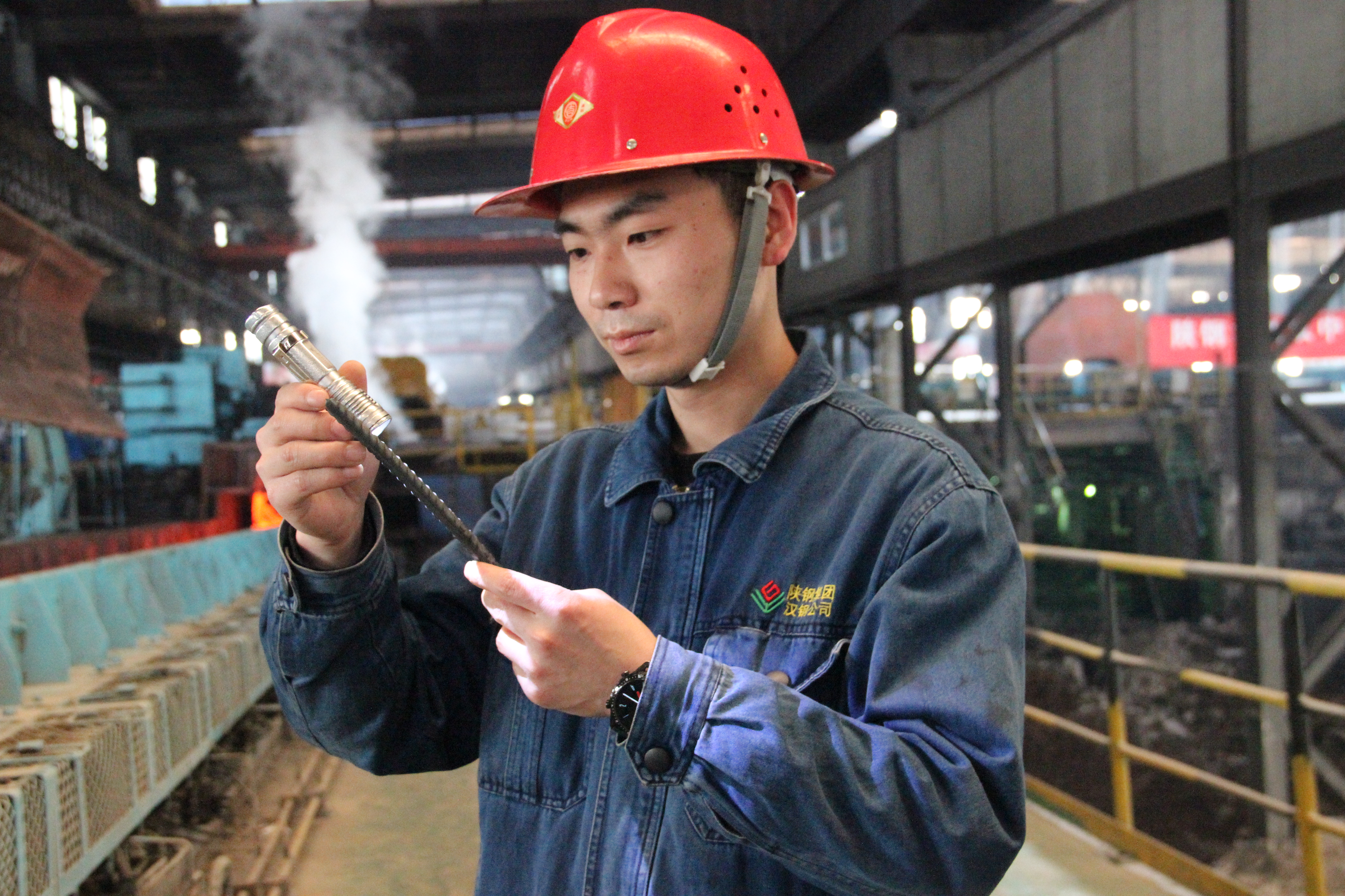 紧握“红色方向盘”  走好效益轧钢“赶考路”