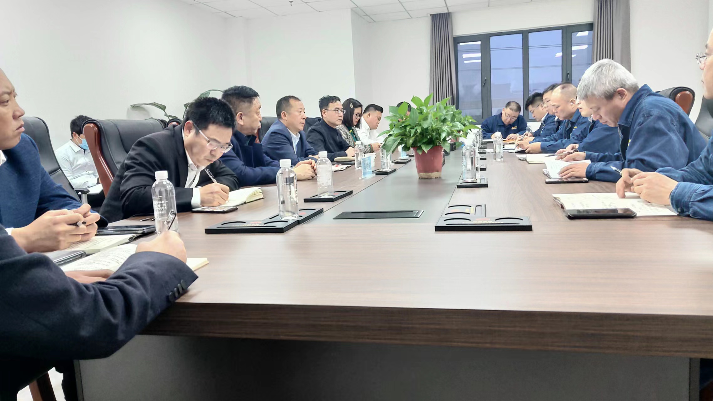 甘肃浩海煤化董事长冯对成,韩城公司常务副总经理袁浩一行到公司座谈 甘肃浩海煤化董事长冯对成,韩城公司常务副总经理袁浩一行到公司座谈