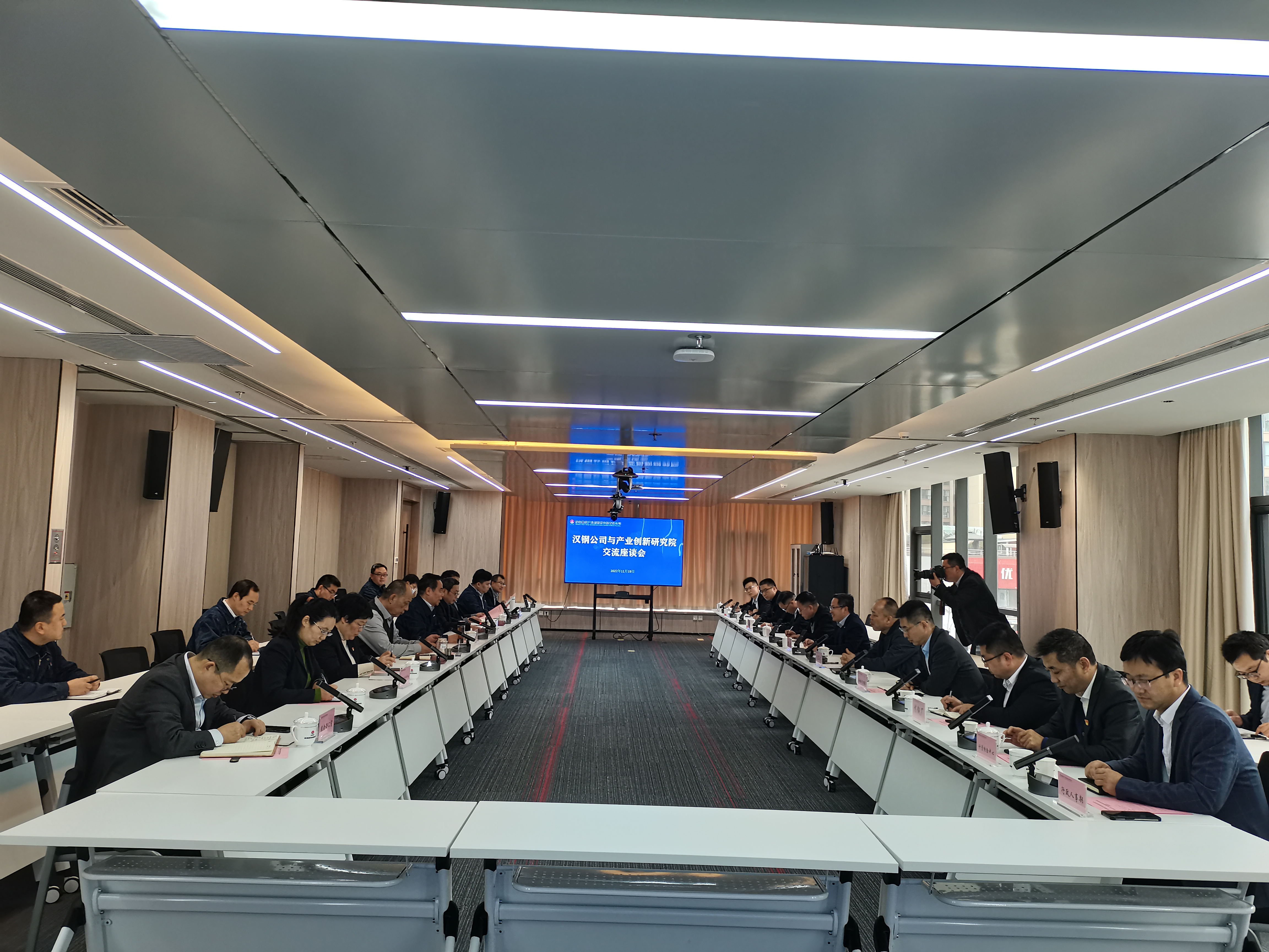 安波到陕钢集团产业创新研究院交流座谈