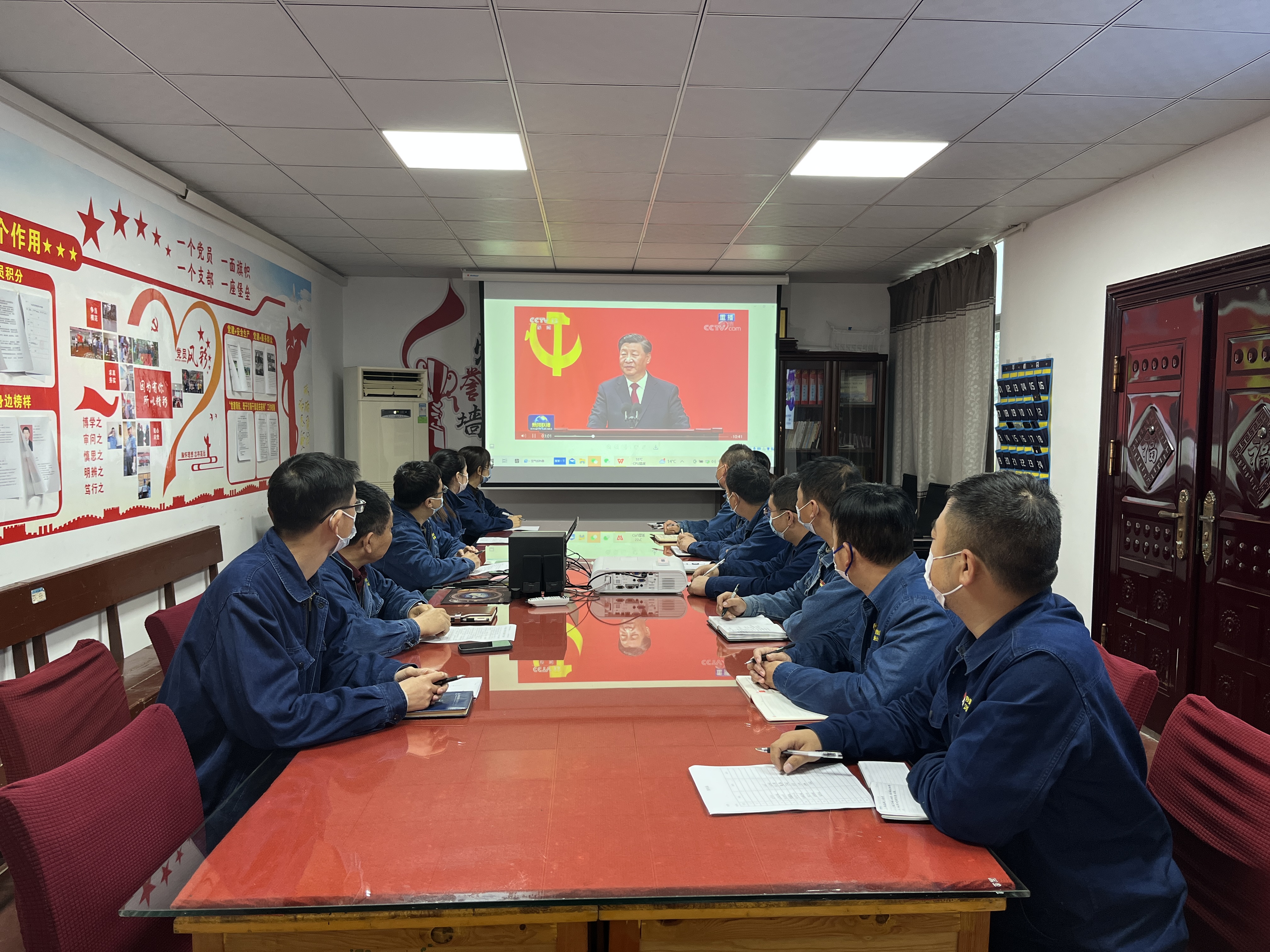 那一抹永不褪色的“党旗红” 那一抹永不褪色的“党旗红”