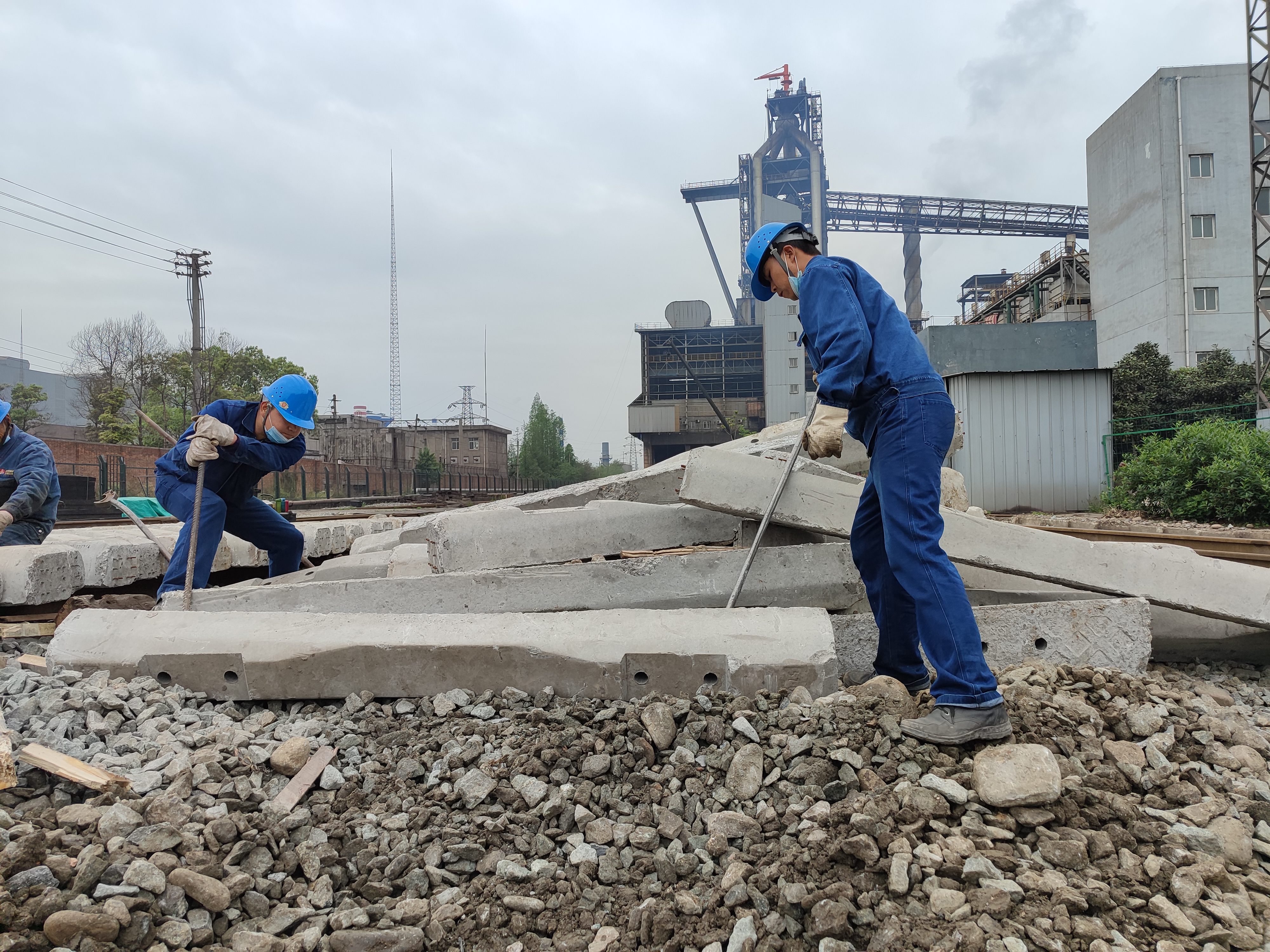 寒风中的最美“逆行者” 寒风中的最美“逆行者”