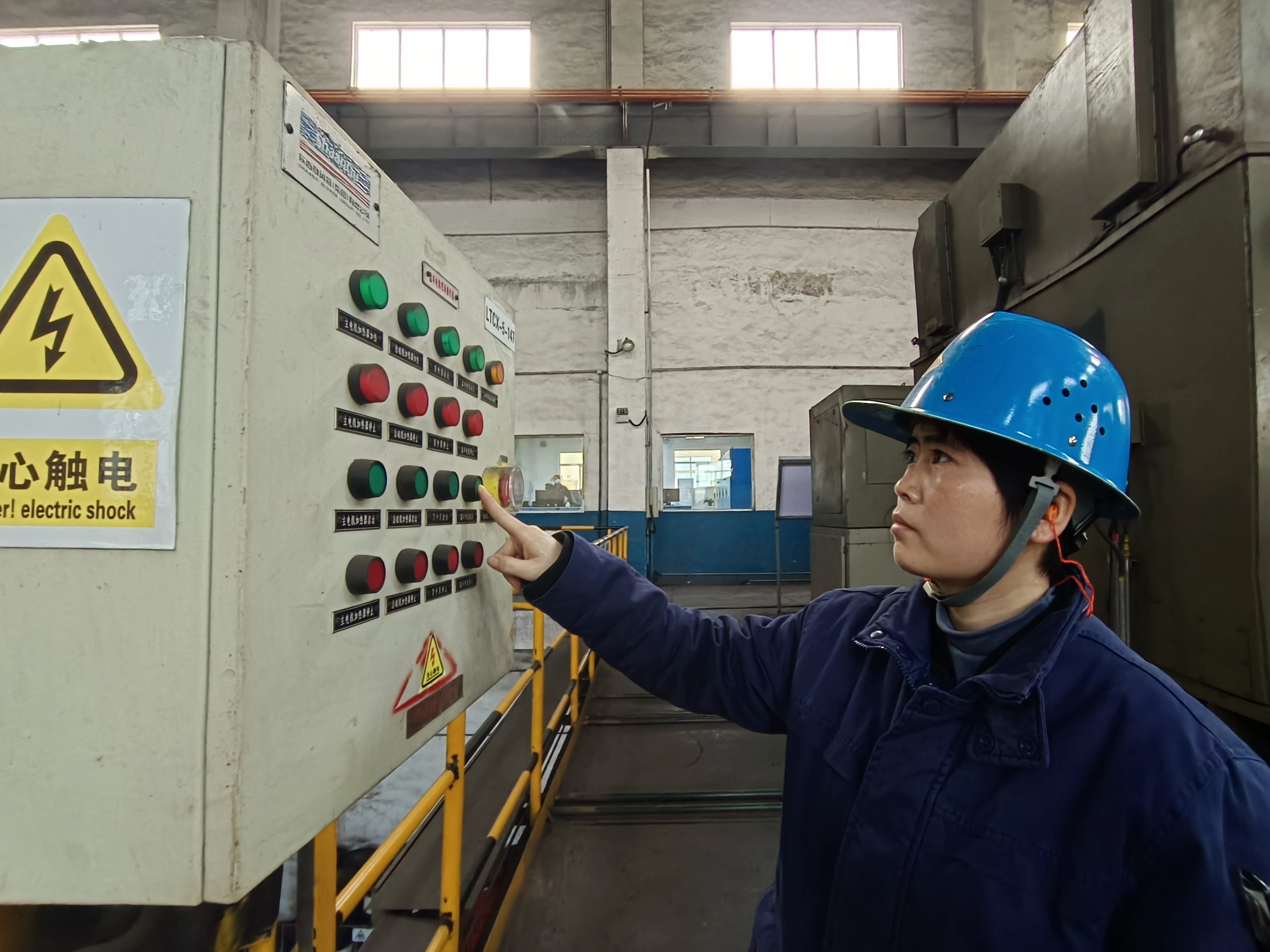 绽放在钢城里的“冬日玫瑰” 绽放在钢城里的“冬日玫瑰”