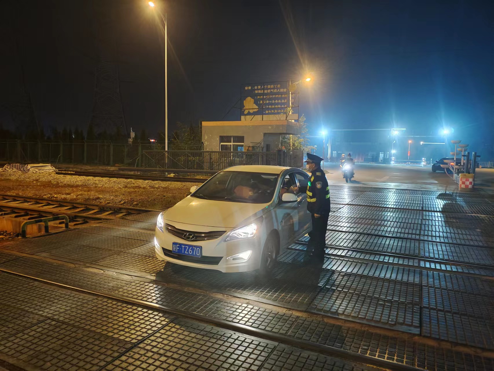 “四招”守护冬季交通安全“有料有味”