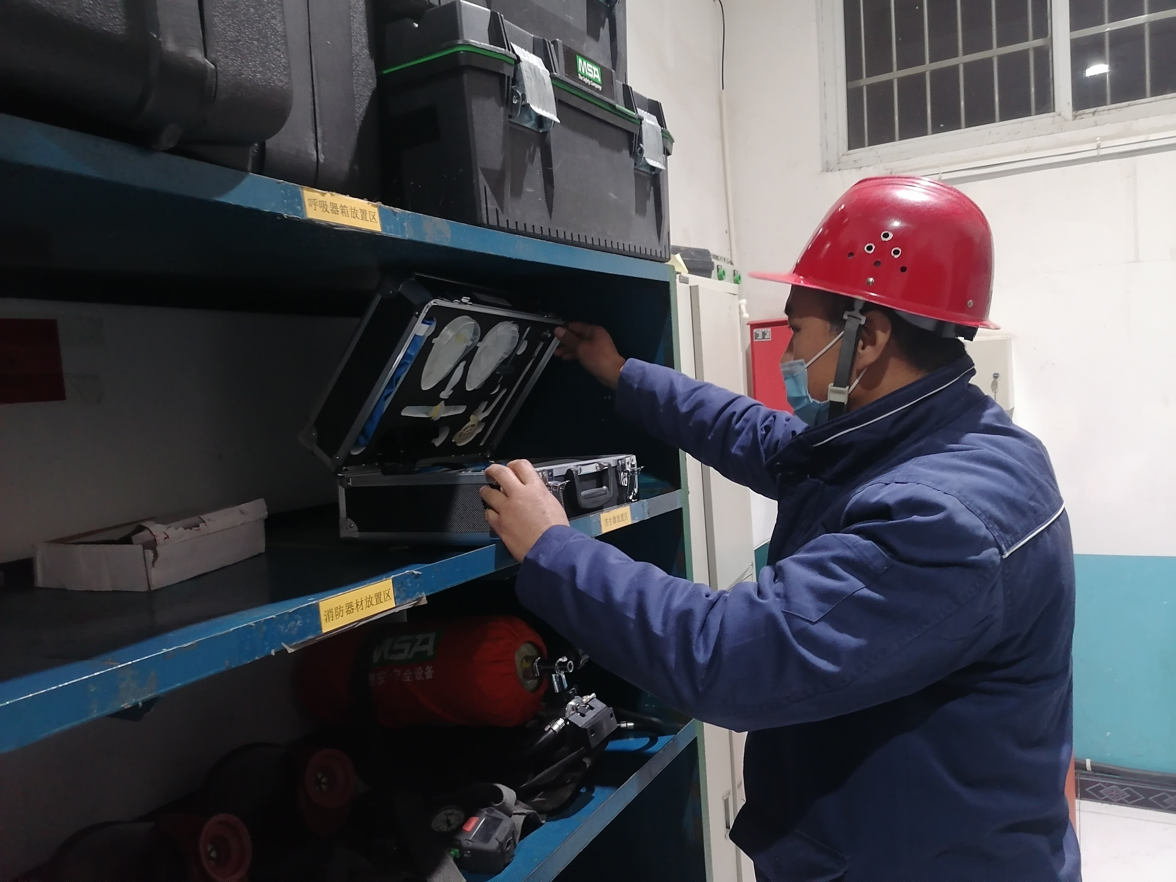 “红黄蓝”绘就最美“奋斗底色”