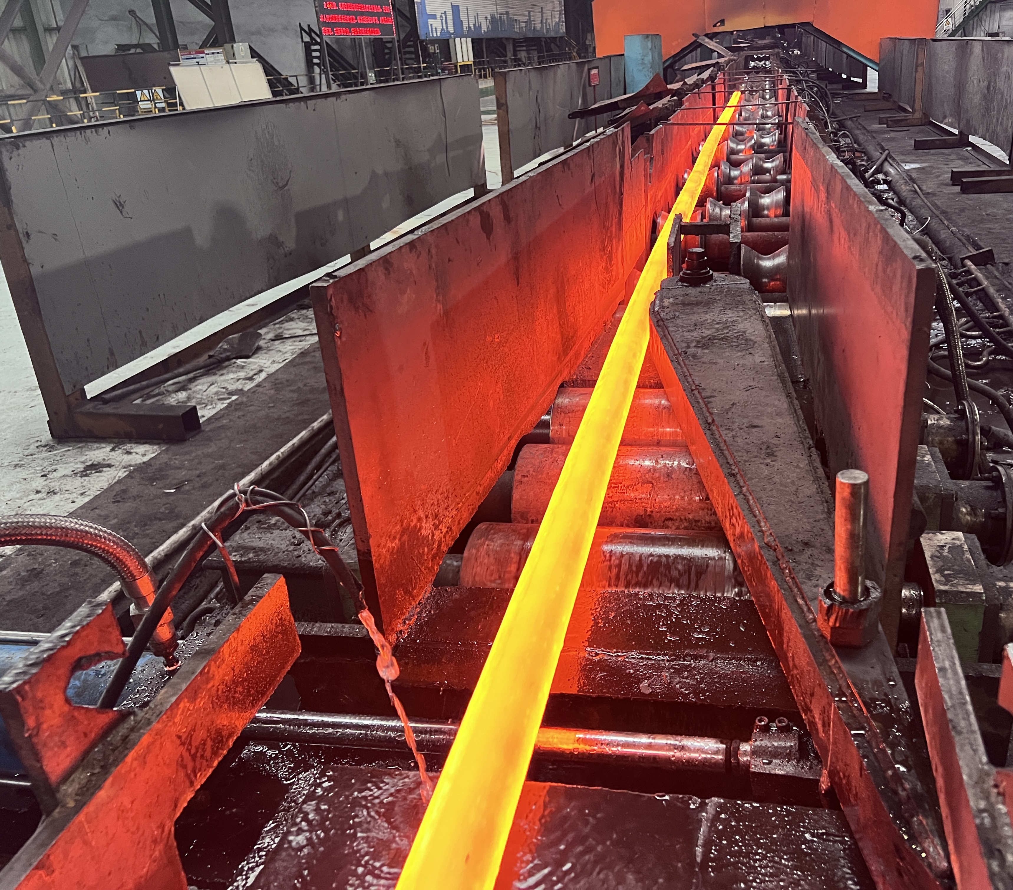 点赞！高线分钢辊道自动拨料技术成功应用