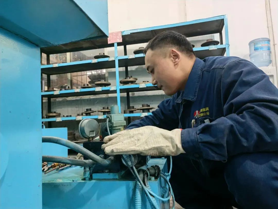 凝心聚力精抓落实  当好轧钢“后勤兵”