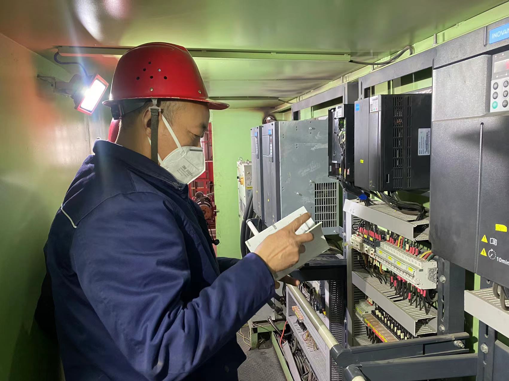 坚守在寒冬里的电气人