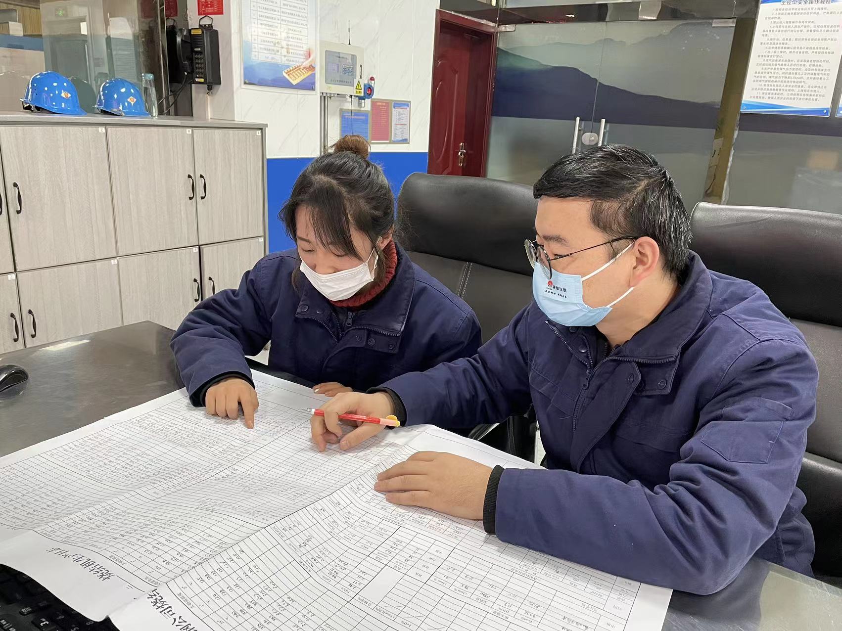 “师带徒”助力青工快速成长