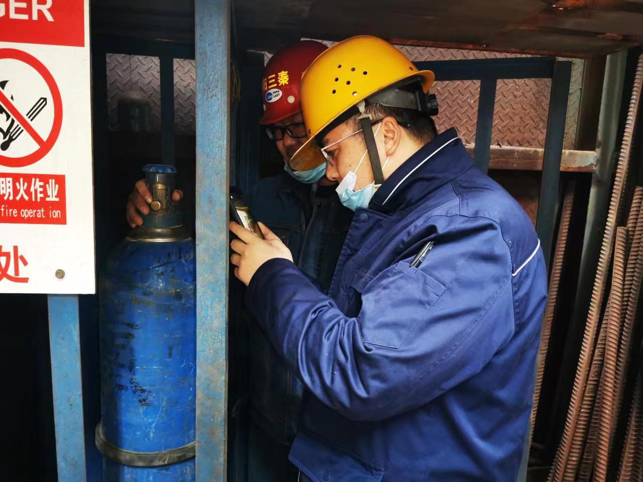 一朵小红花,送给春节坚守岗位的“不归人” 一朵小红花,送给春节坚守岗位的“不归人”