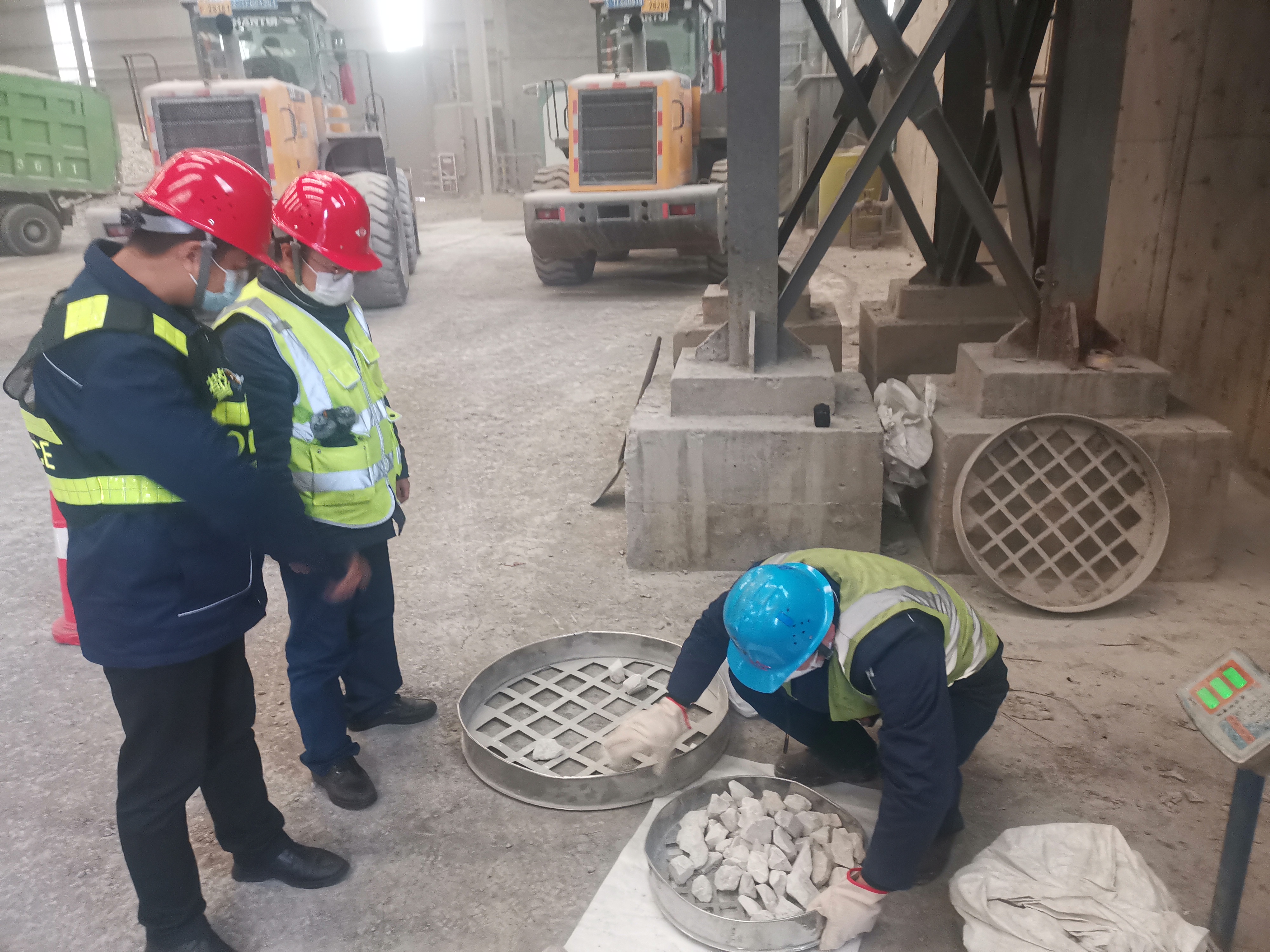 春节期间坚守岗位的“钢铁脊梁” 春节期间坚守岗位的“钢铁脊梁”