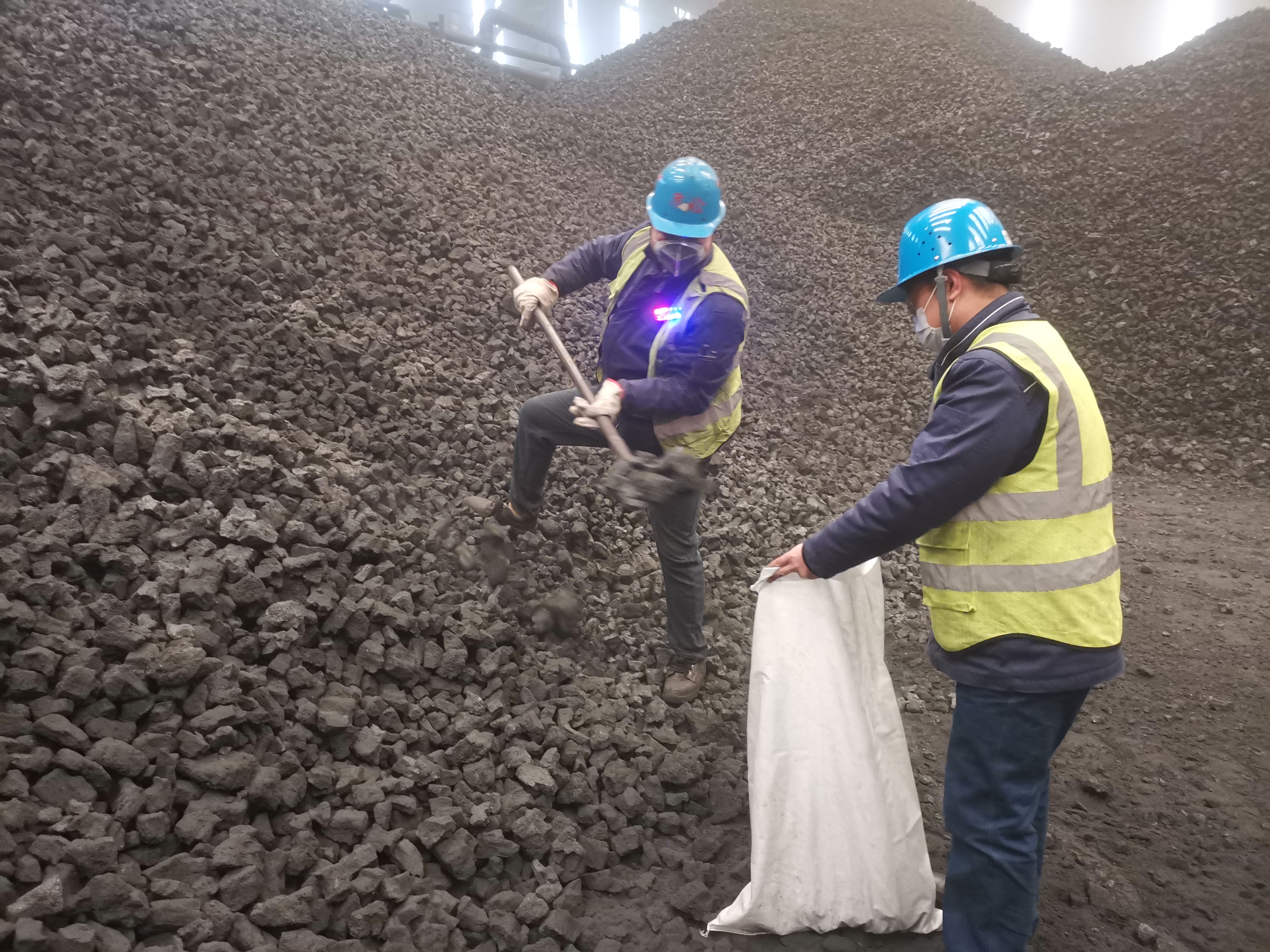 春节期间坚守岗位的“钢铁脊梁” 春节期间坚守岗位的“钢铁脊梁”