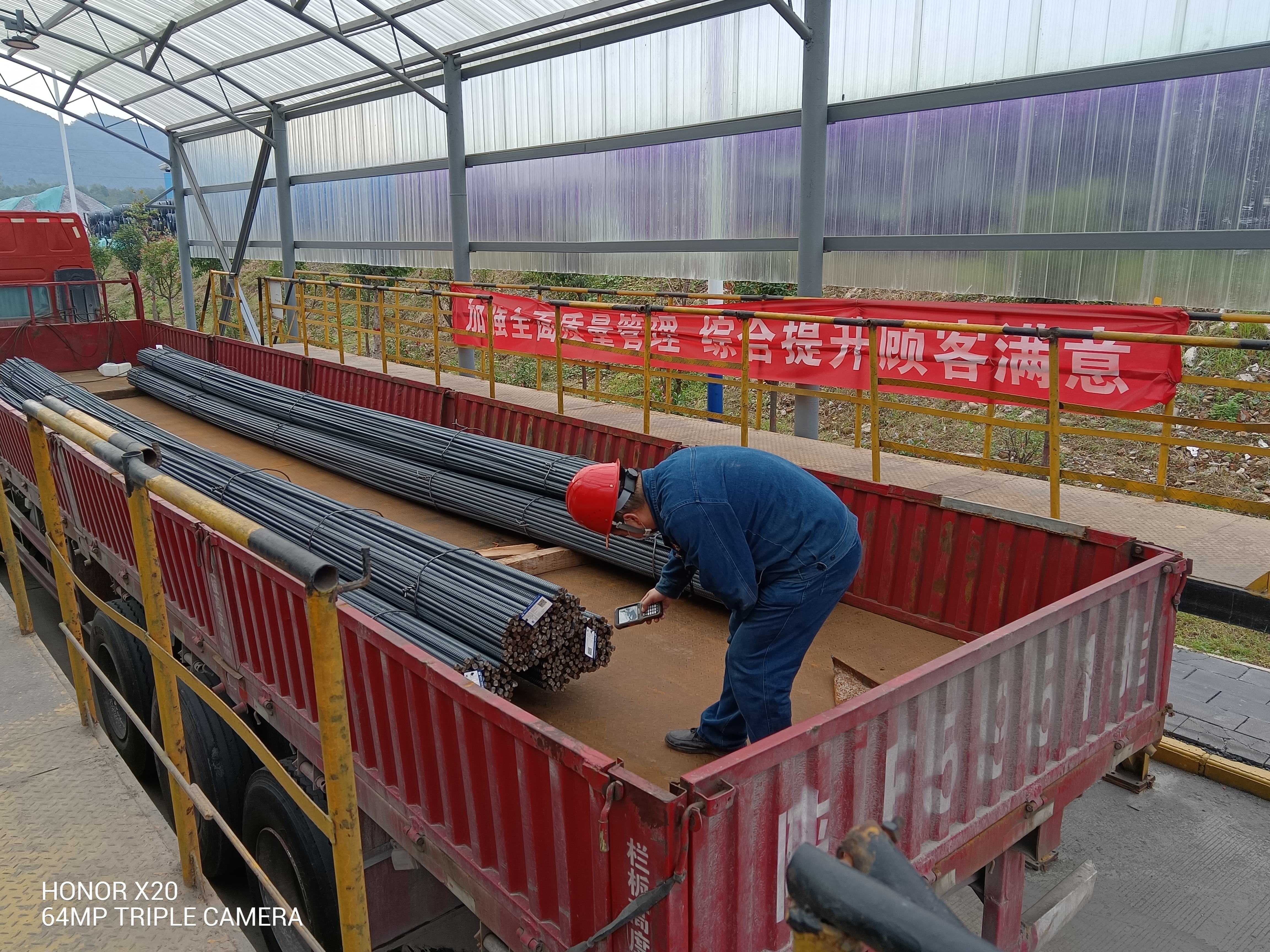 春节期间坚守岗位的“钢铁脊梁” 春节期间坚守岗位的“钢铁脊梁”