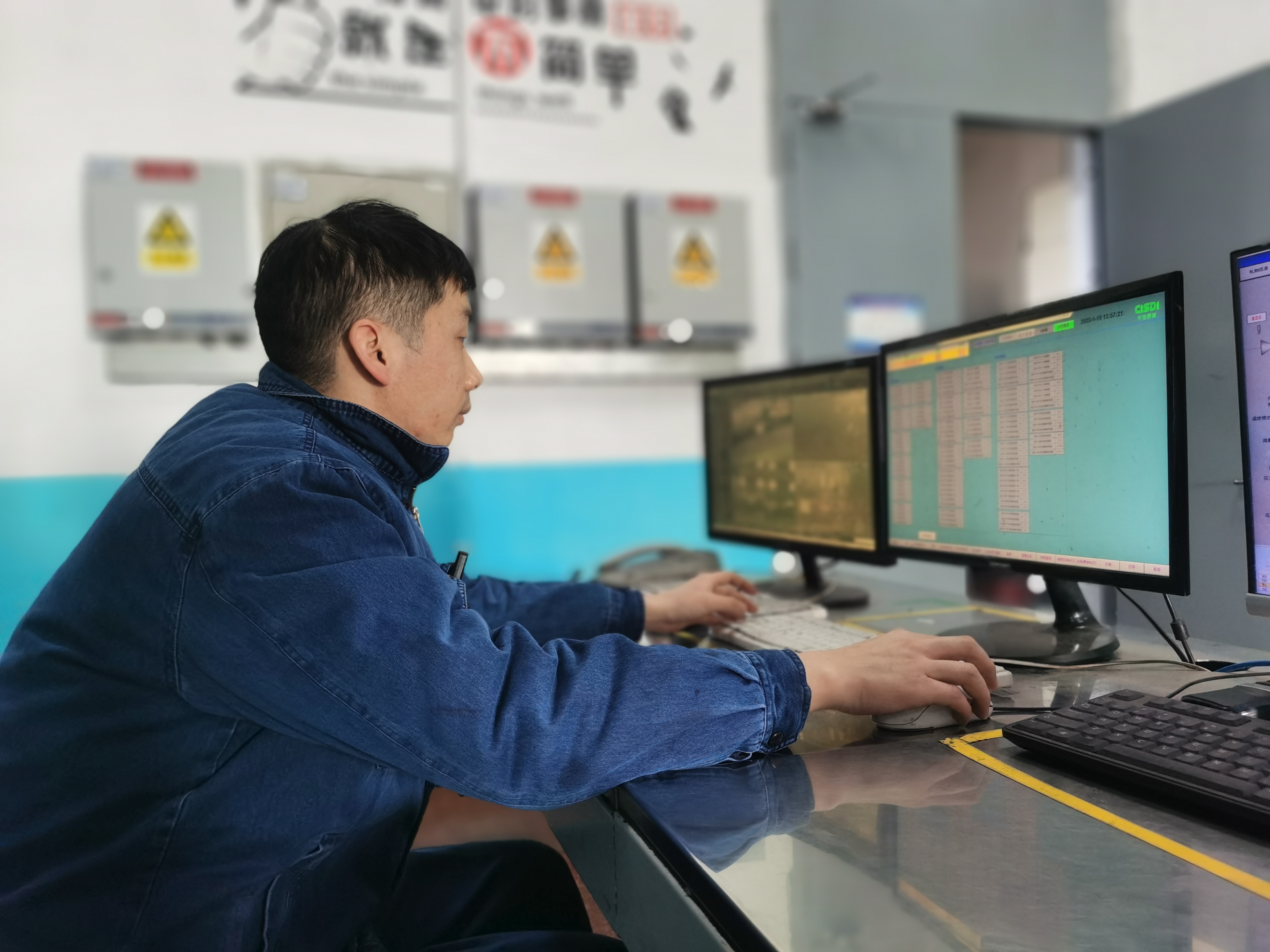 节日“守岁人” 青春 “不打烊” 节日“守岁人” 青春 “不打烊”