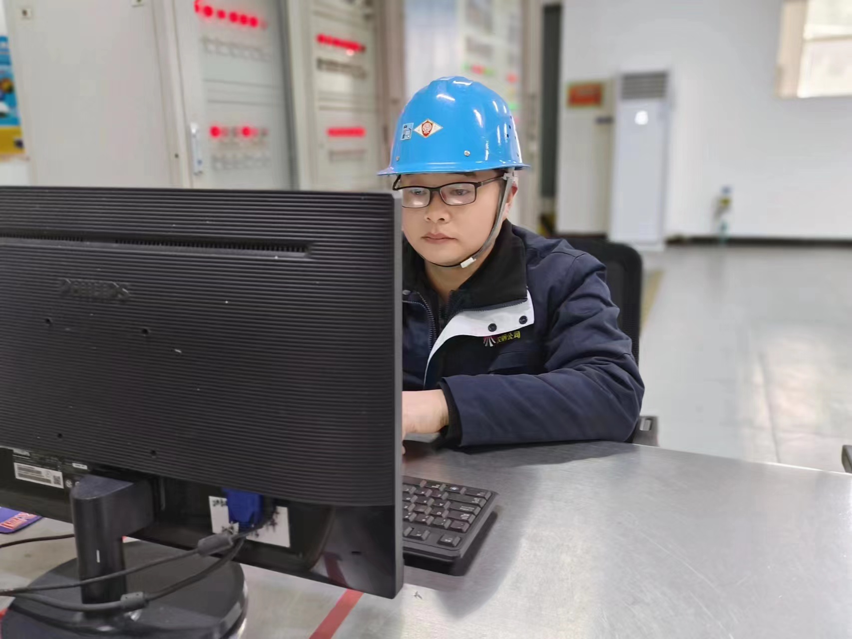 坚守节日的设备“护航人” 坚守节日的设备“护航人”