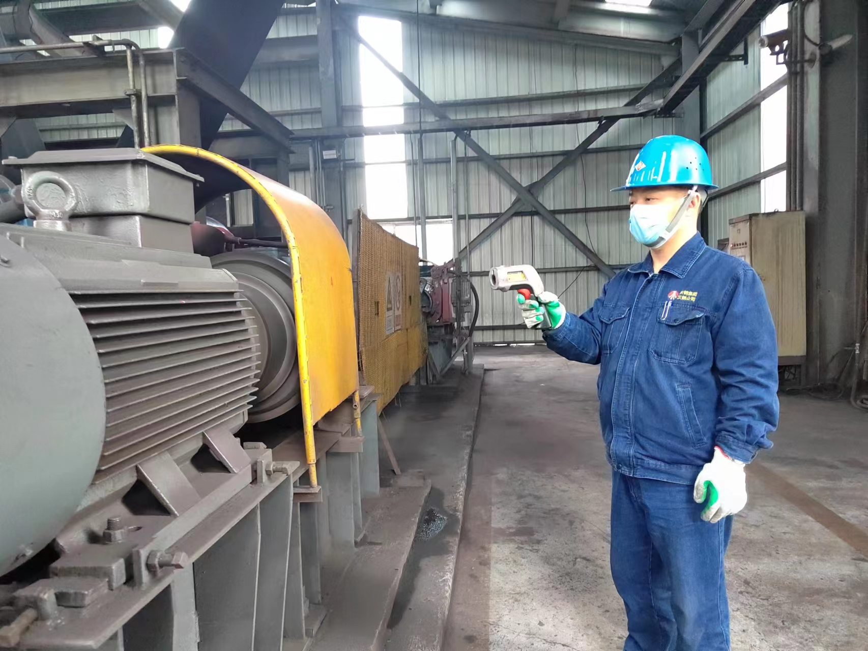 坚守节日的设备“护航人” 坚守节日的设备“护航人”