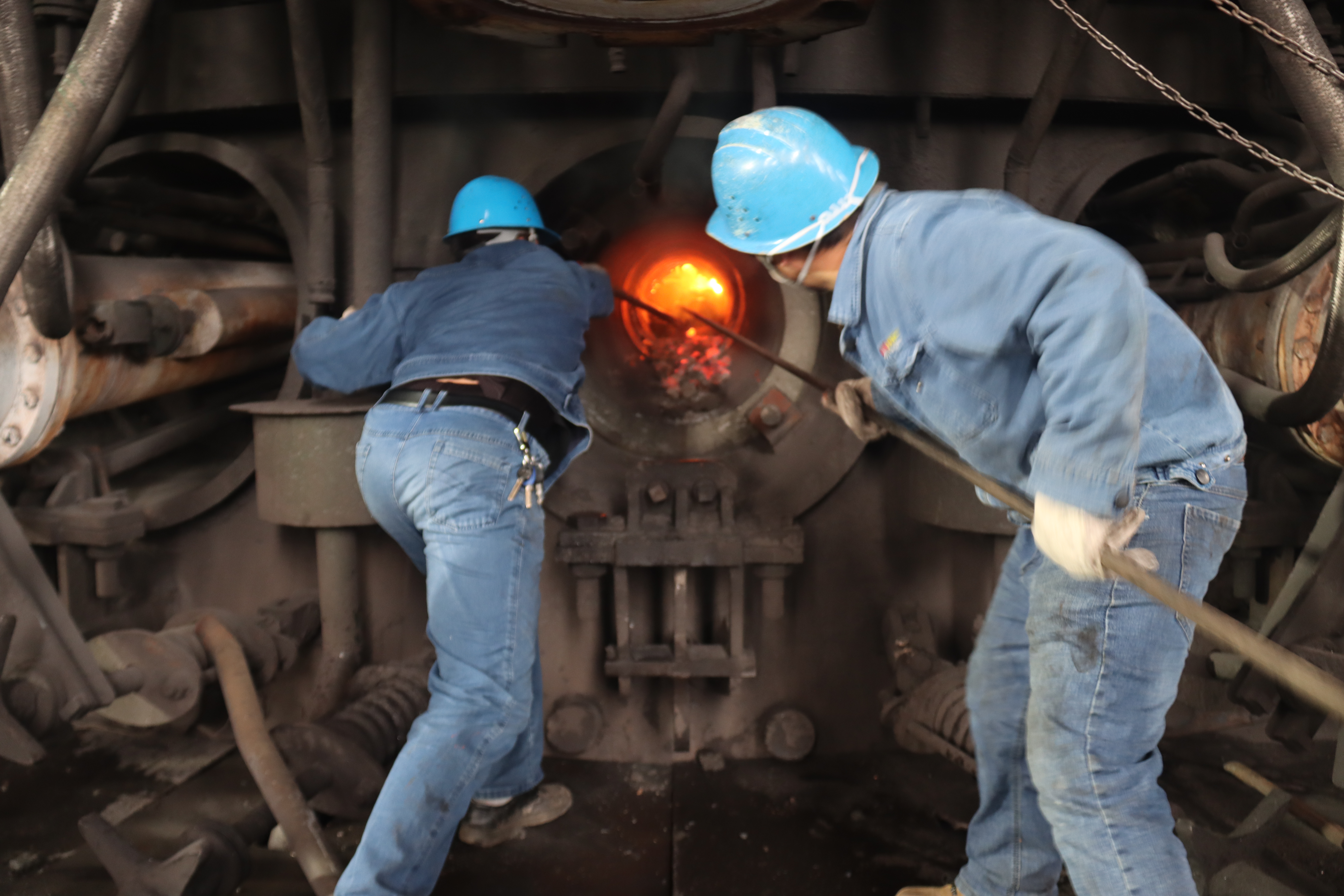 蹄疾步稳开新局 奋楫搏浪谱新篇