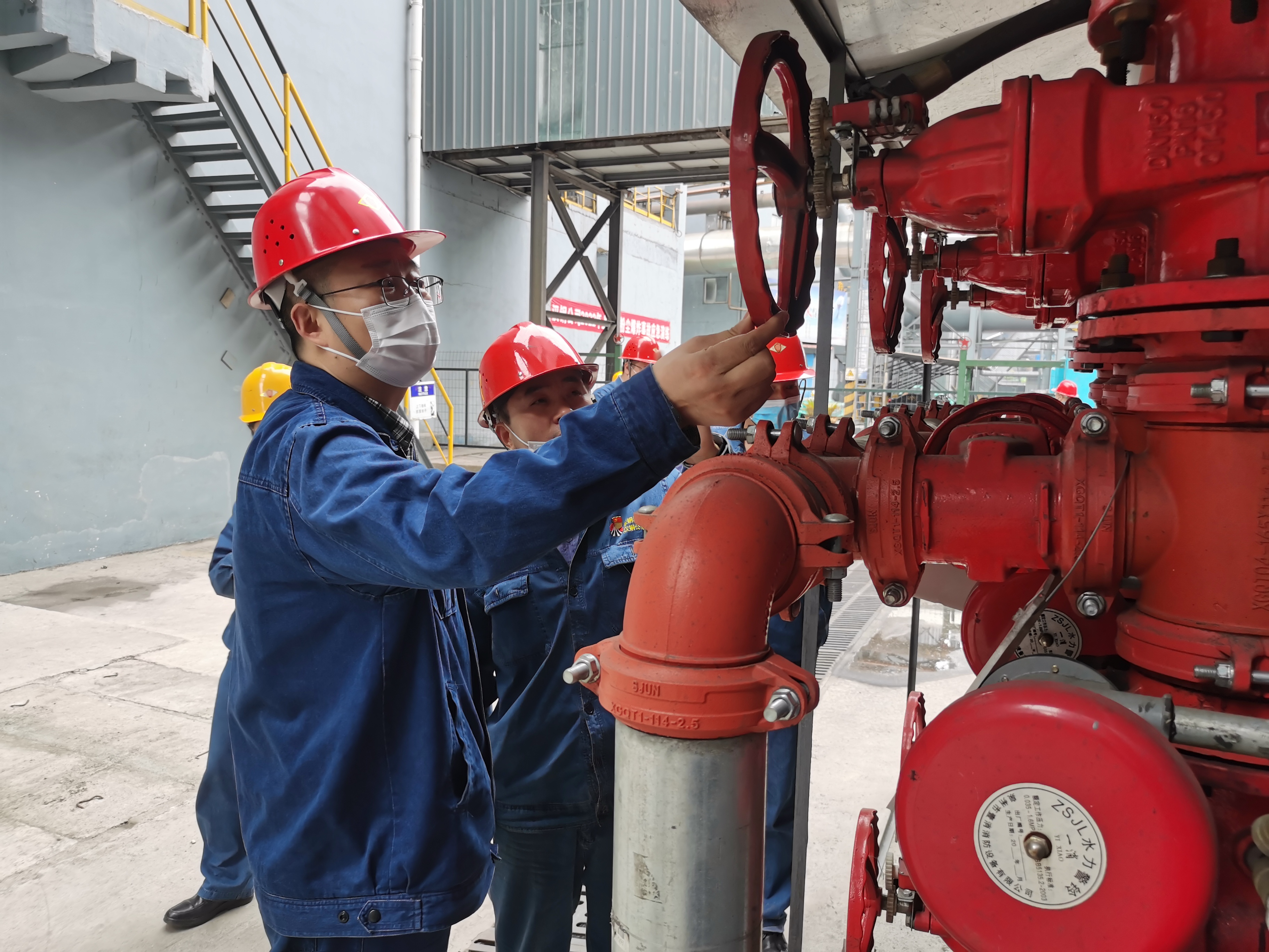 蹄疾步稳开新局 奋楫搏浪谱新篇