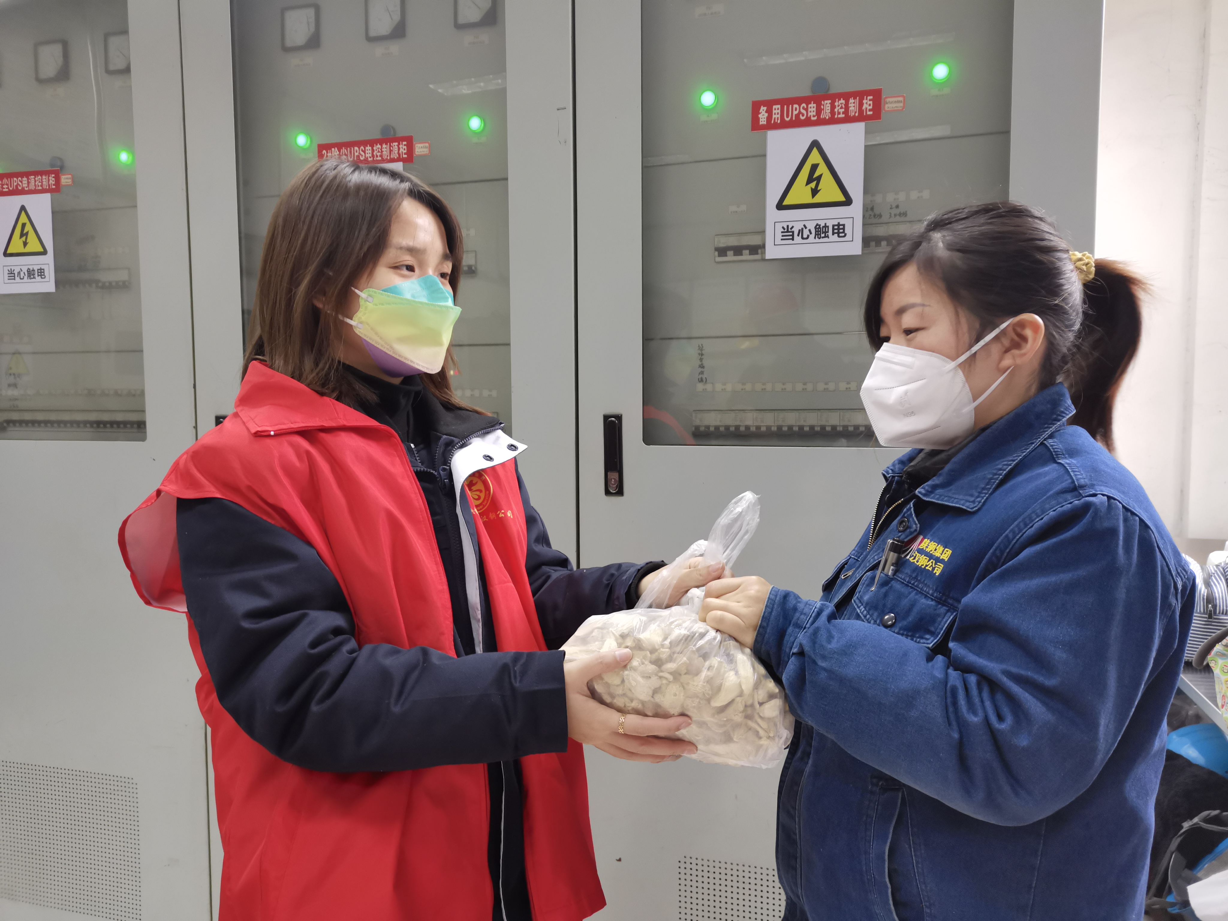 “红马甲”上阵解难题 “志愿红”温暖炼钢心 “红马甲”上阵解难题 “志愿红”温暖炼钢心