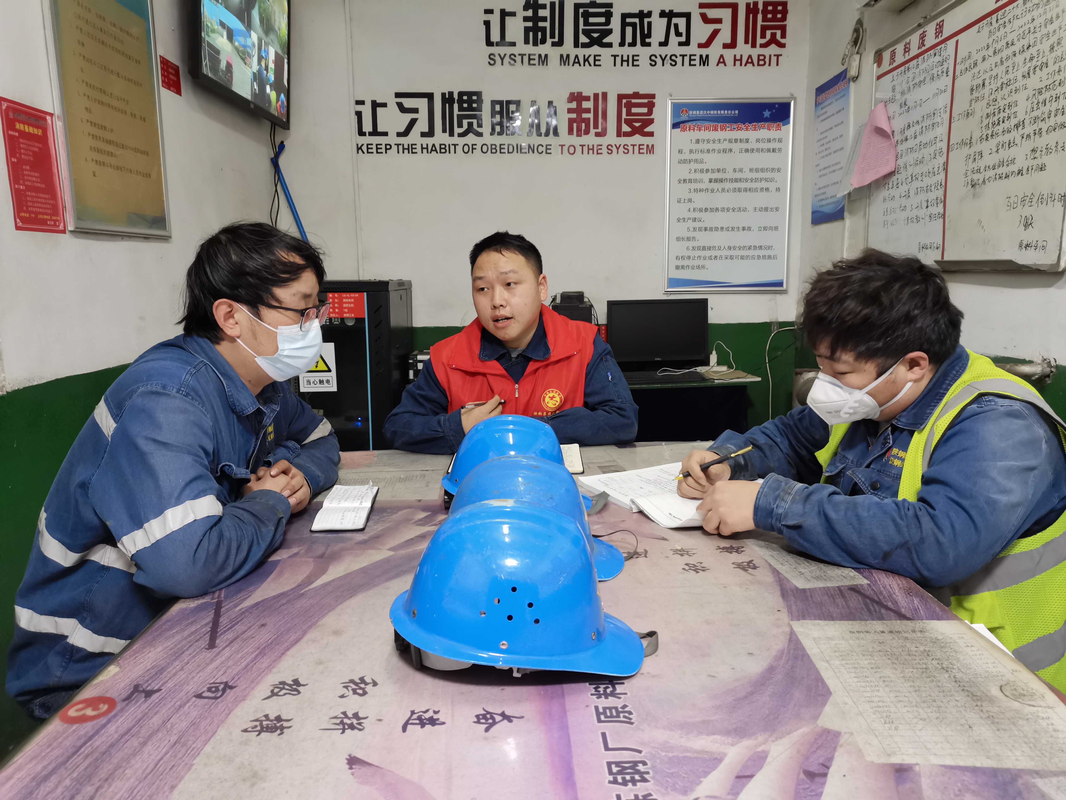 “红马甲”上阵解难题 “志愿红”温暖炼钢心 “红马甲”上阵解难题 “志愿红”温暖炼钢心